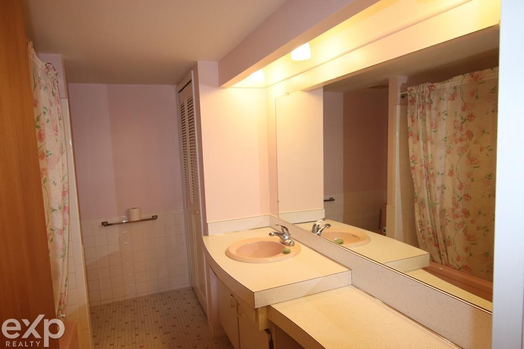 8561 Kennedy Circle #5 Circle, Warren, MI 48093 — Photo 13