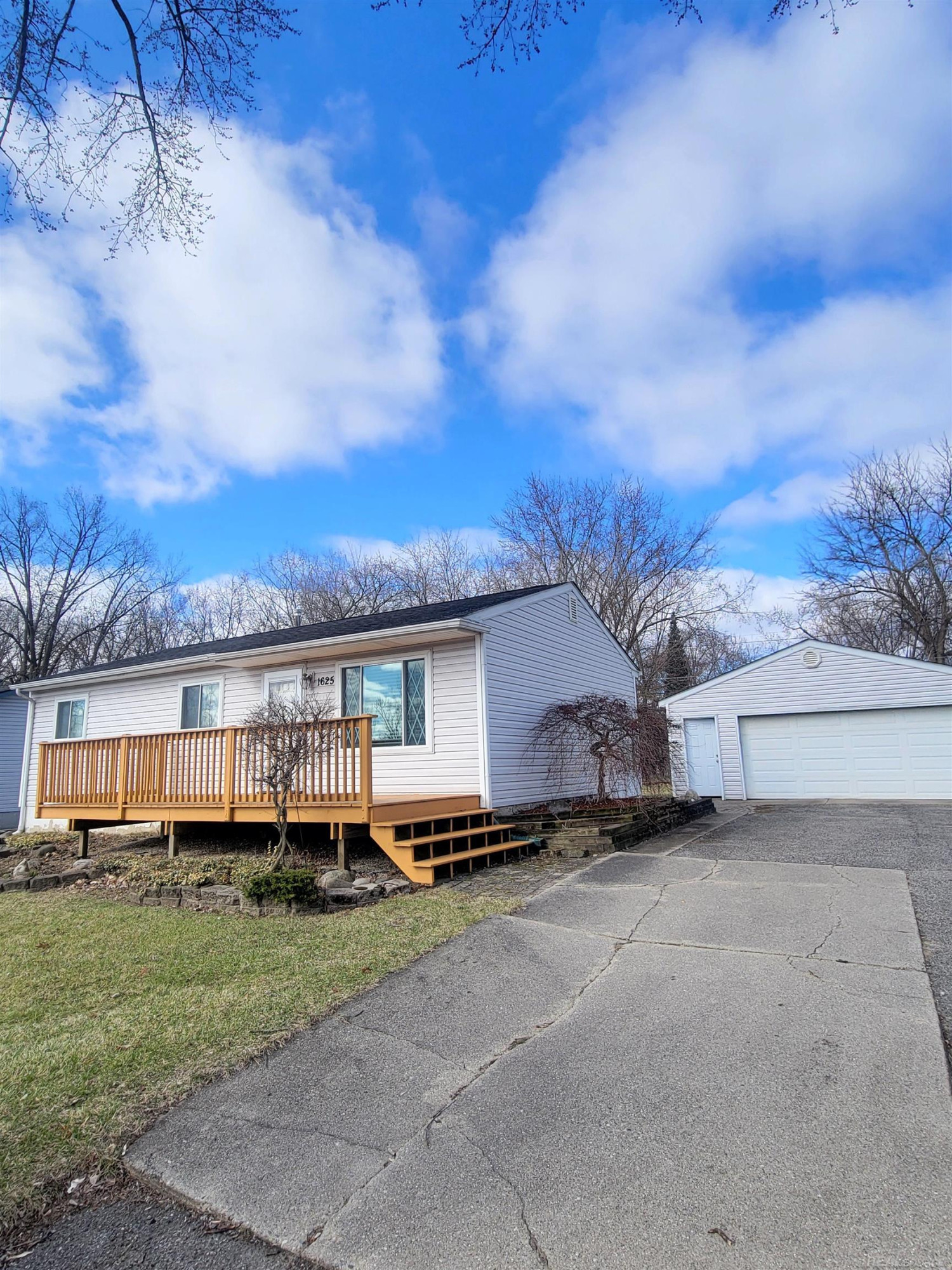 1625 KILLARNEY Court, Wolverine Lake, MI 48390 — front exterior
