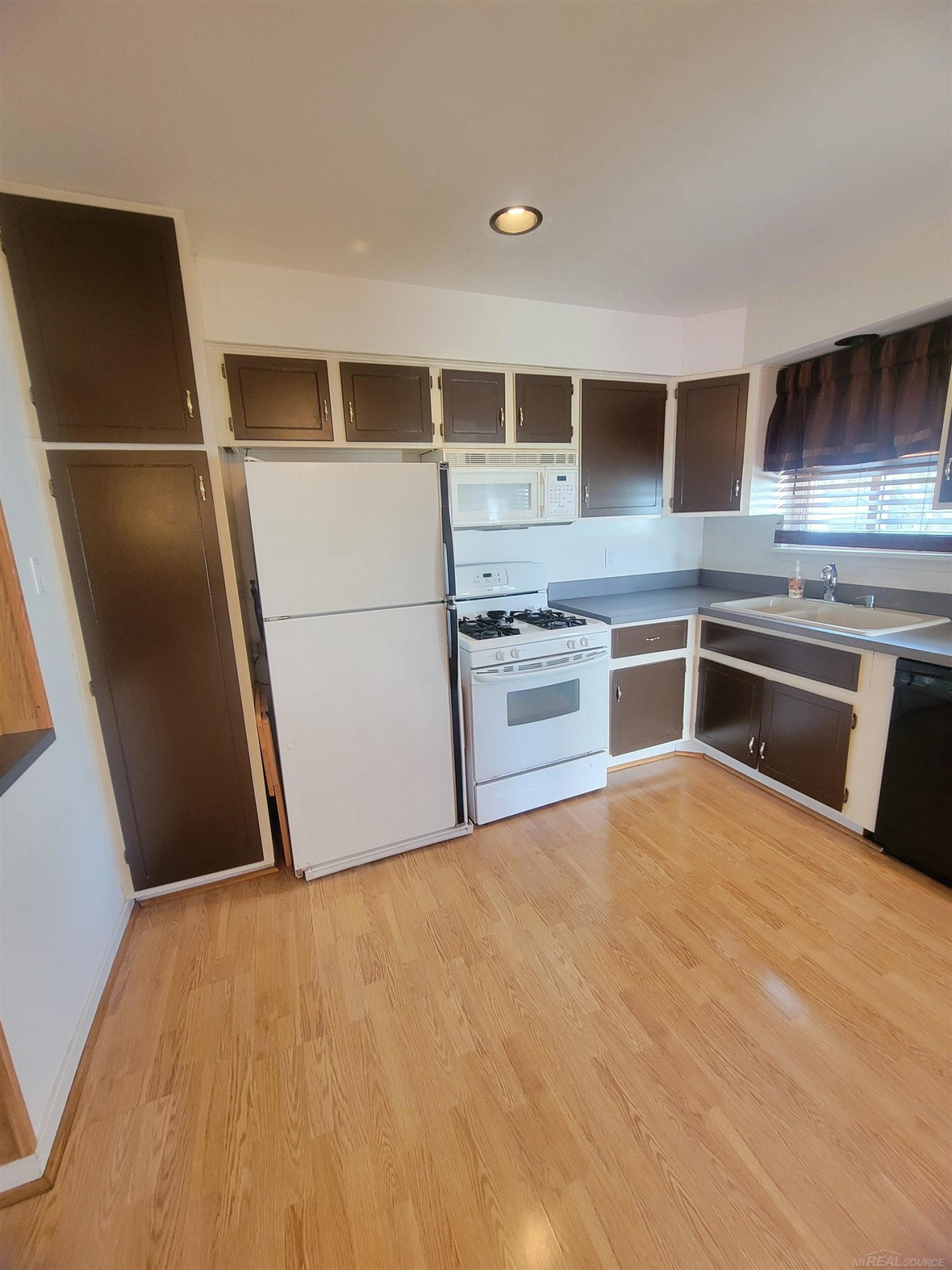 1625 KILLARNEY Court, Wolverine Lake, MI 48390 — Photo 7