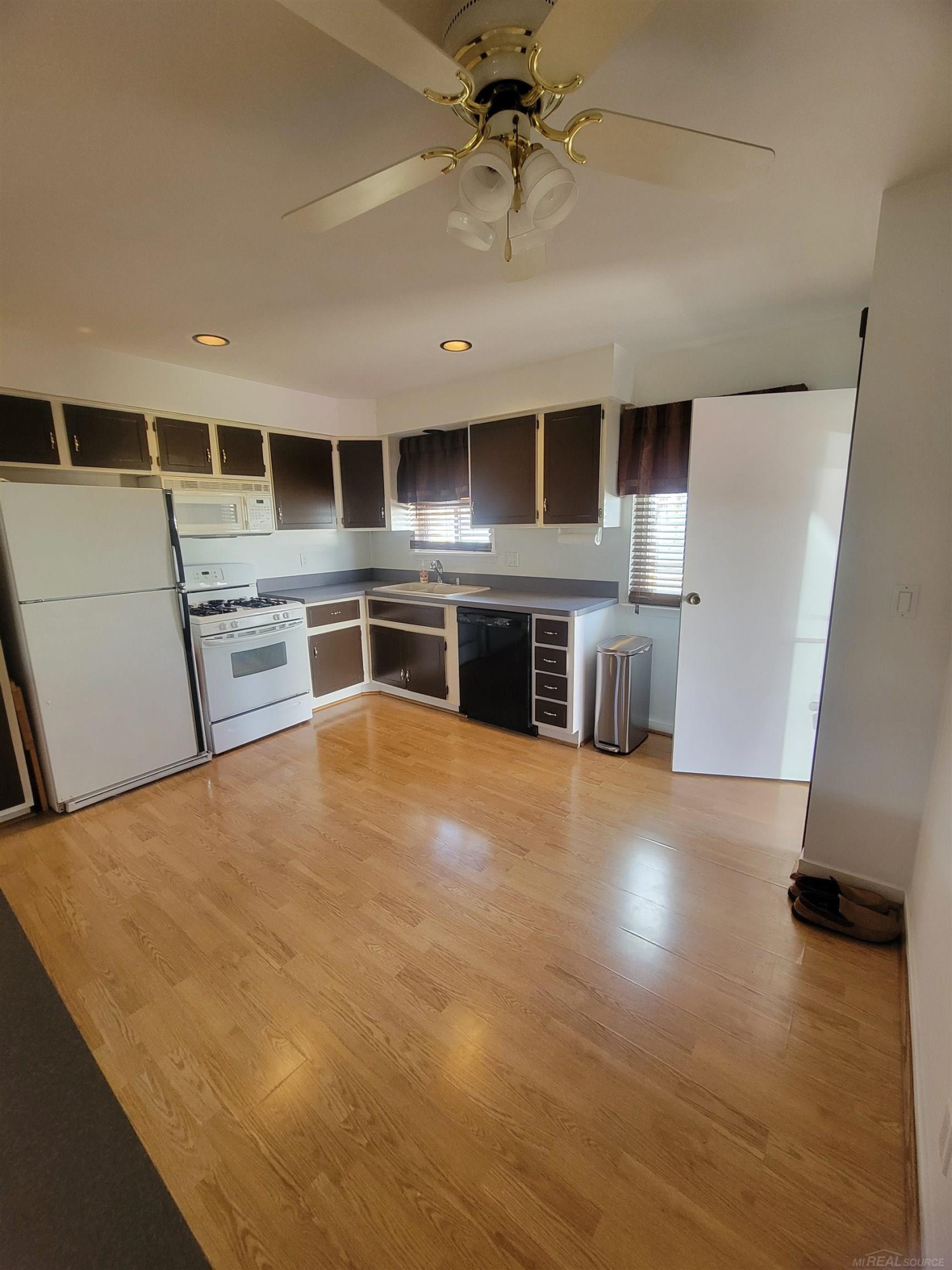 1625 KILLARNEY Court, Wolverine Lake, MI 48390 — Photo 9
