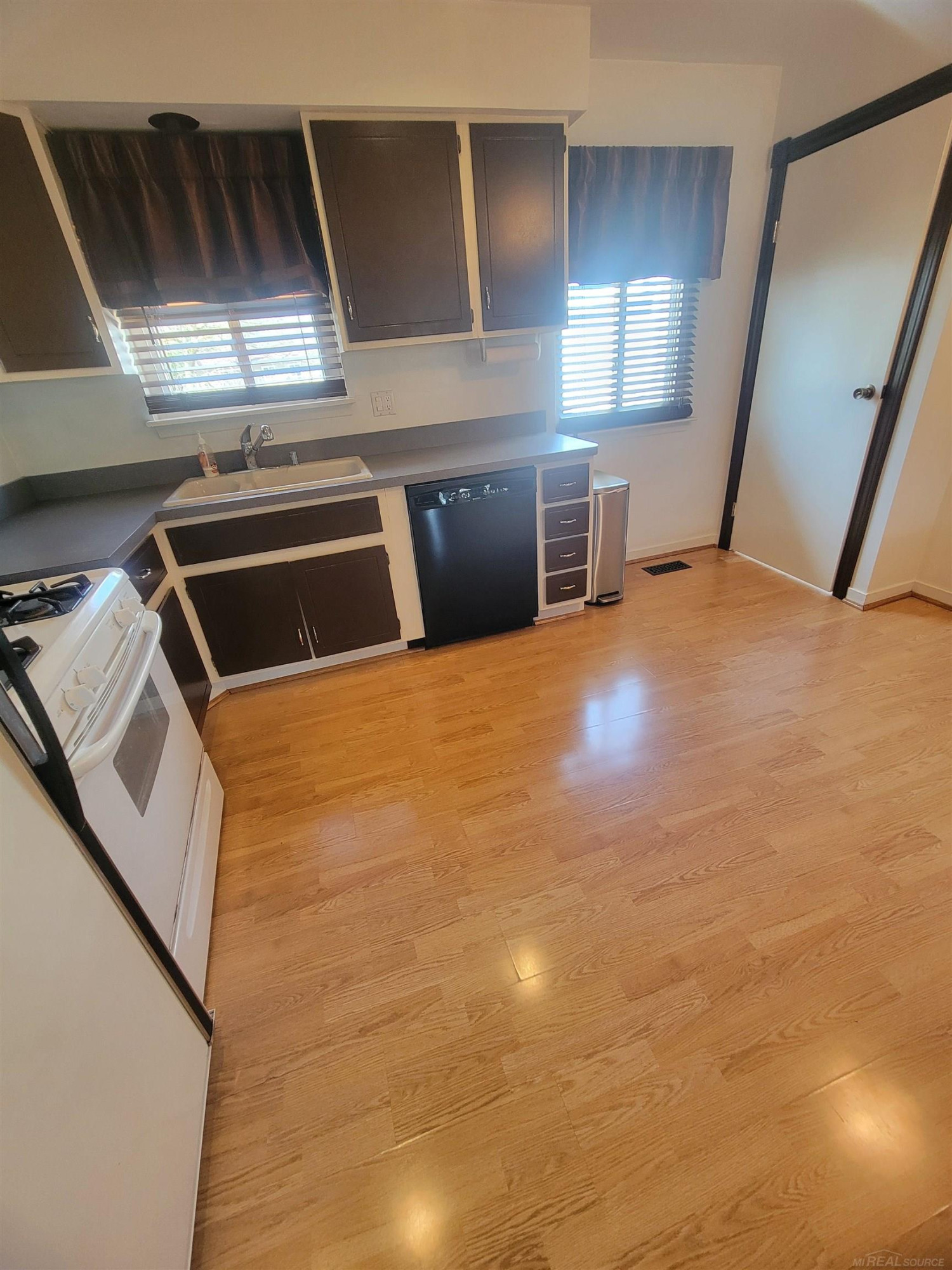 1625 KILLARNEY Court, Wolverine Lake, MI 48390 — Photo 11