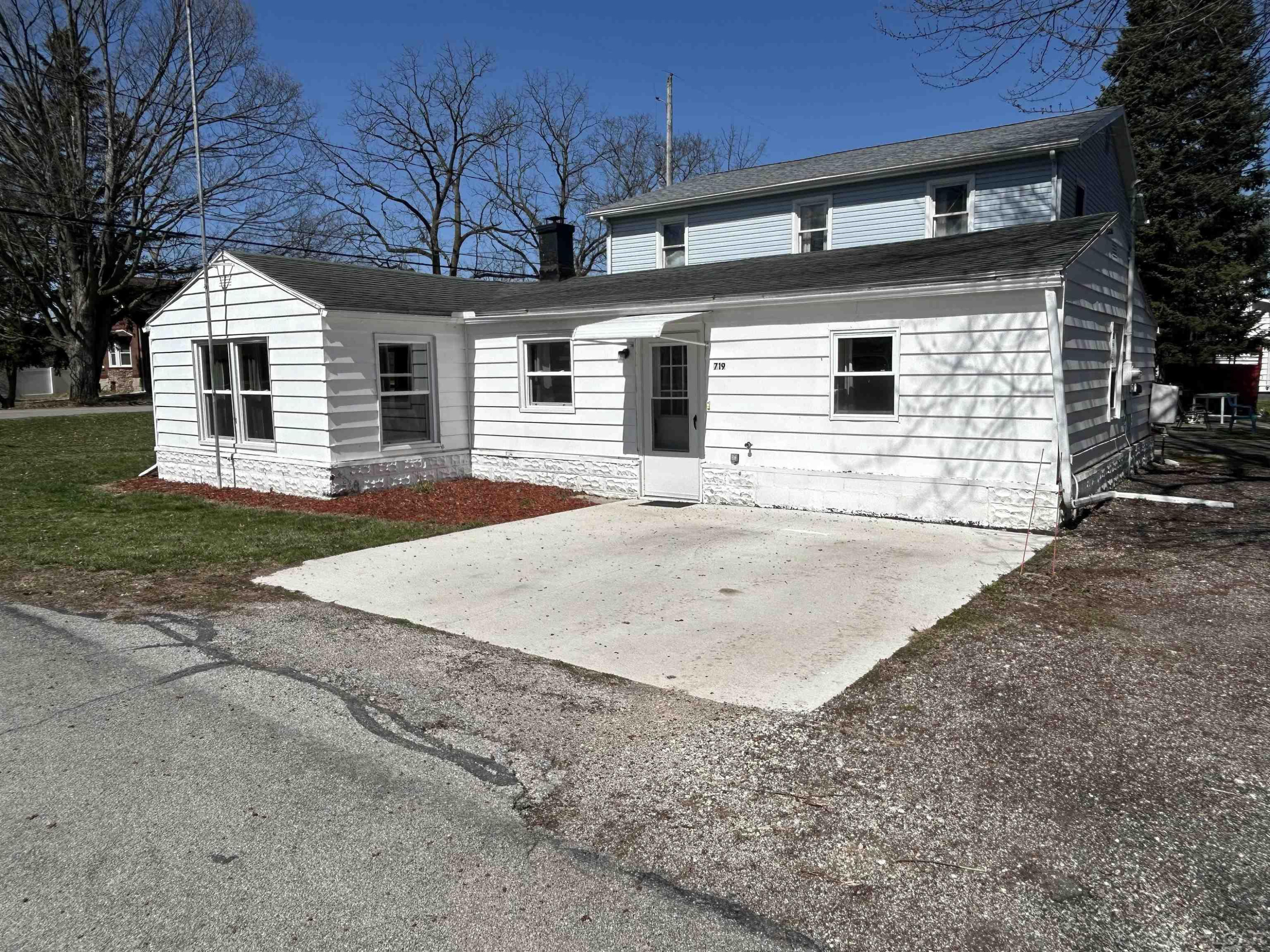 719 S Lane Street, Blissfield, MI 49228 — front exterior