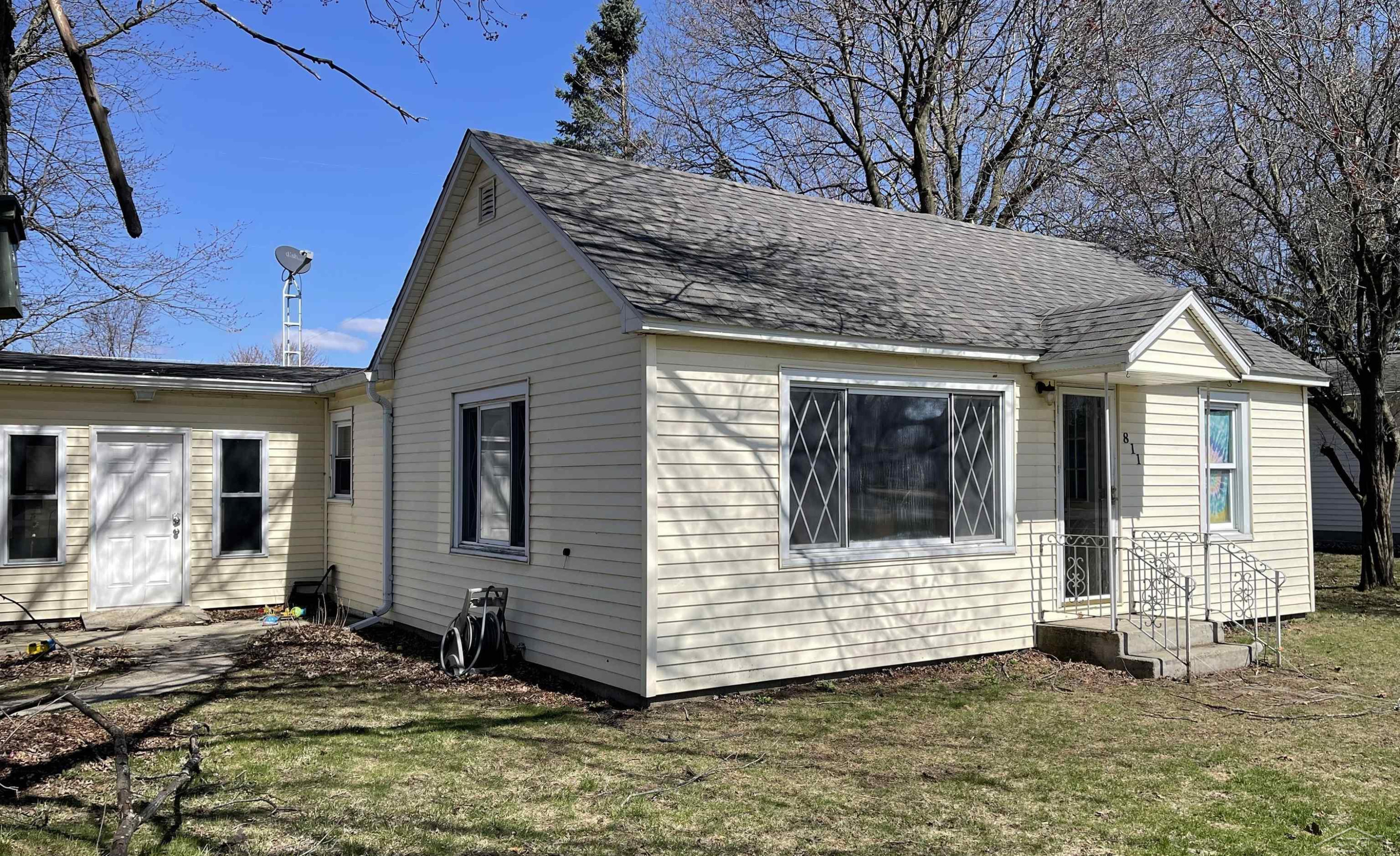 811 E Liberty Street, Chesaning, MI 48616 — Photo 2