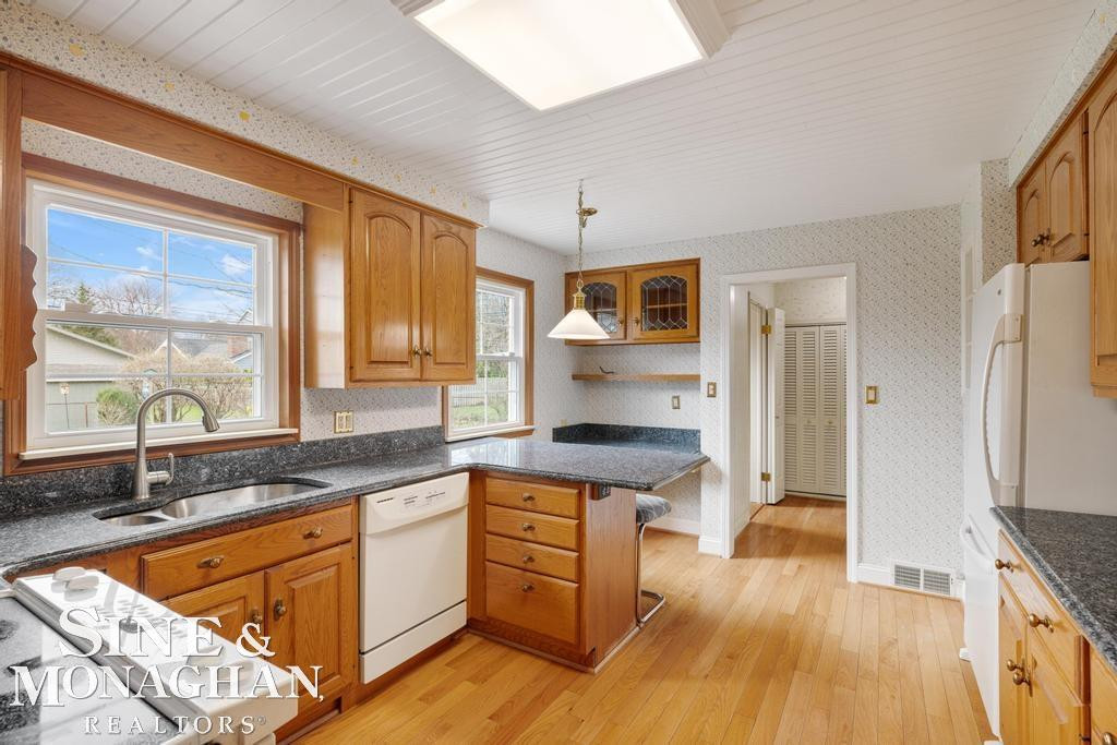 51 Roslyn Road, Grosse Pointe Shores, MI 48236 — Photo 11