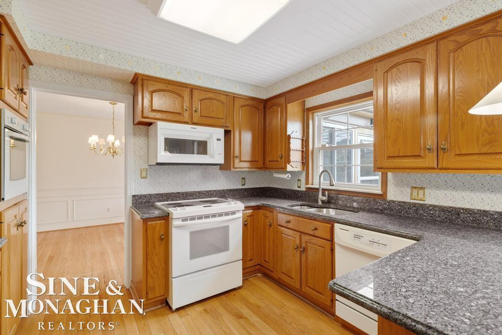 51 Roslyn Road, Grosse Pointe Shores, MI 48236 — Photo 12