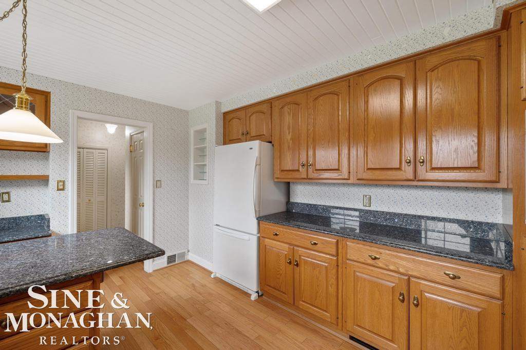 51 Roslyn Road, Grosse Pointe Shores, MI 48236 — Photo 16