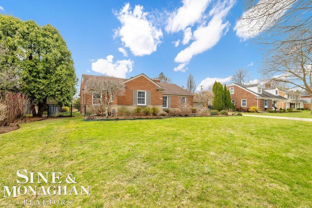 51 Roslyn Road, Grosse Pointe Shores, MI 48236 — Photo 42