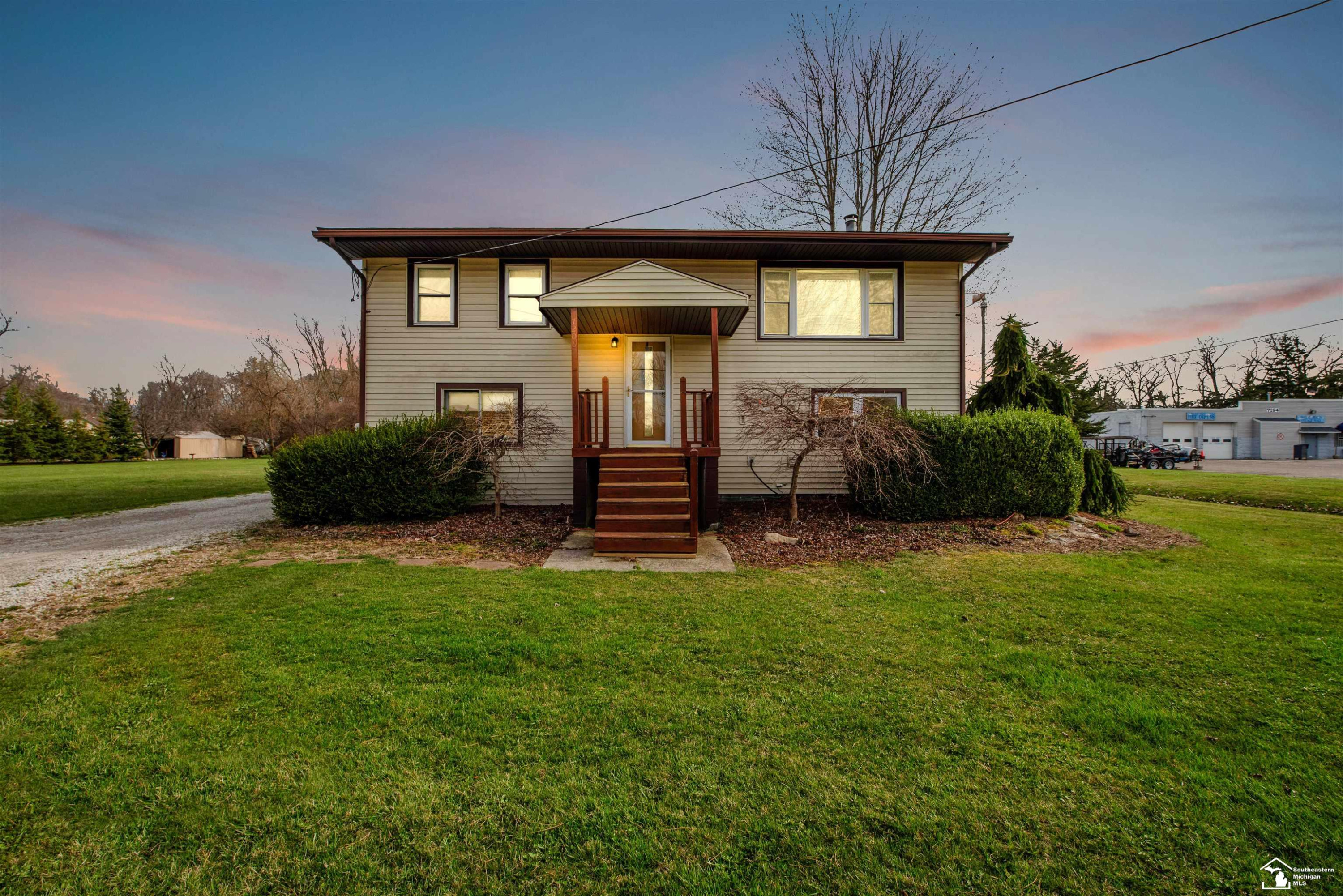 7208 Lakeview Boulevard, Monroe, MI 48166 — front exterior