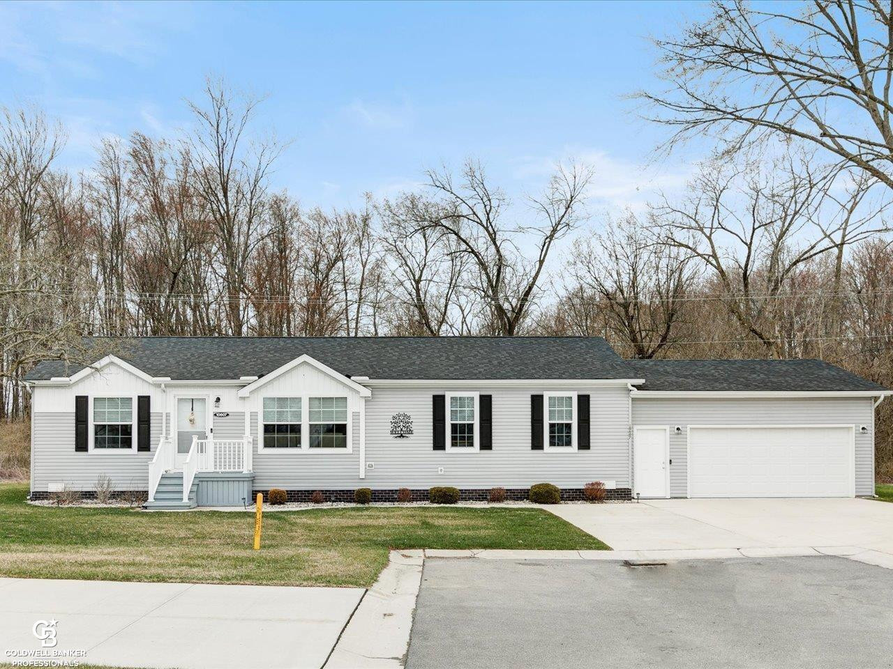 10607 Lyons Court, MI — Photo 2