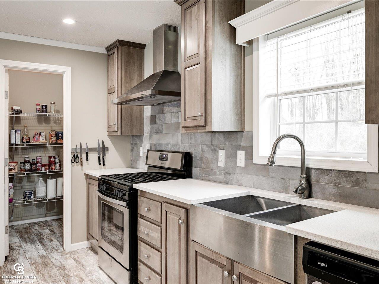 10607 Lyons Court, MI — Photo 9