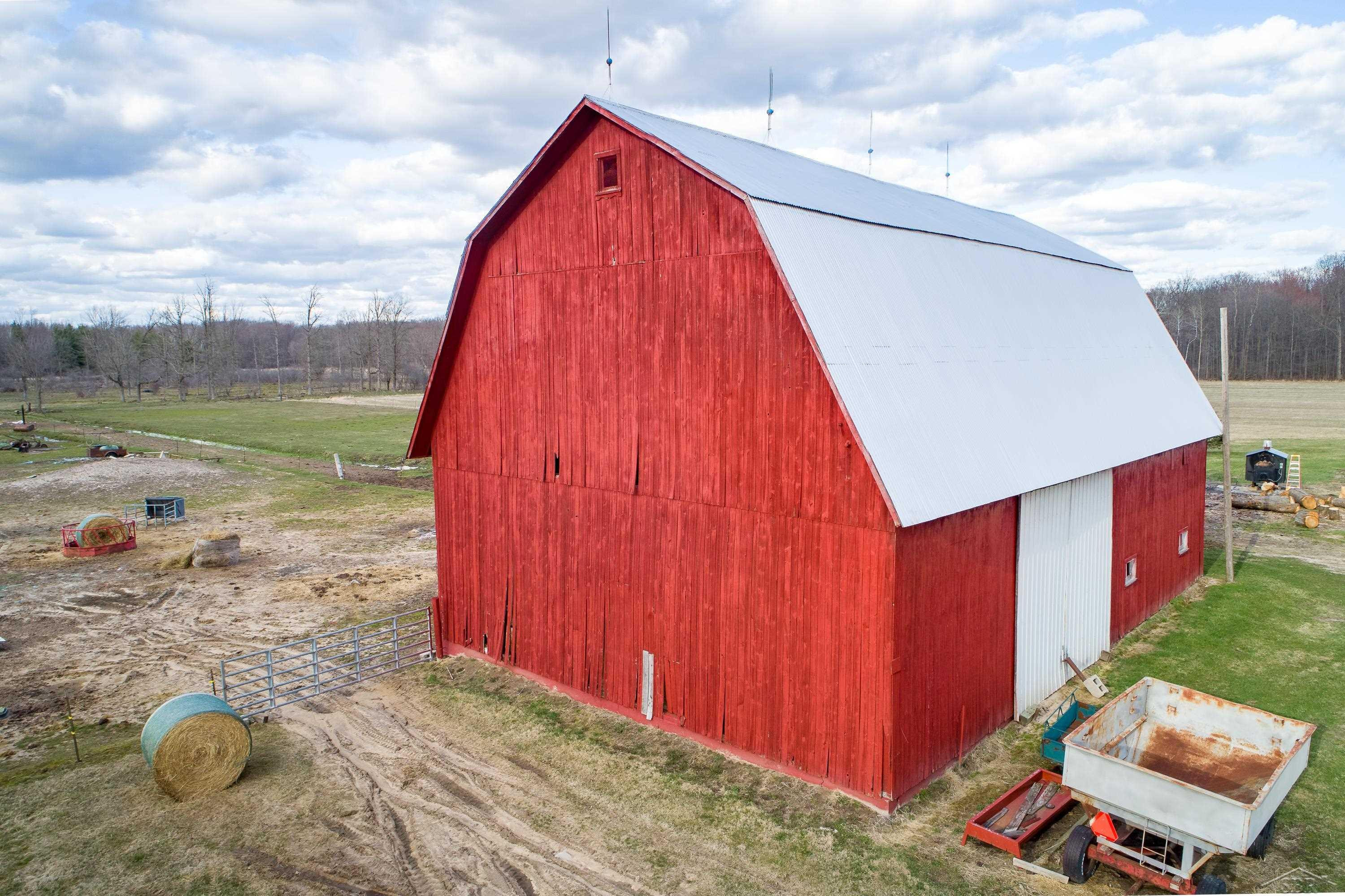 680 W Stewart Road, Midland, MI 48640 — Photo 2