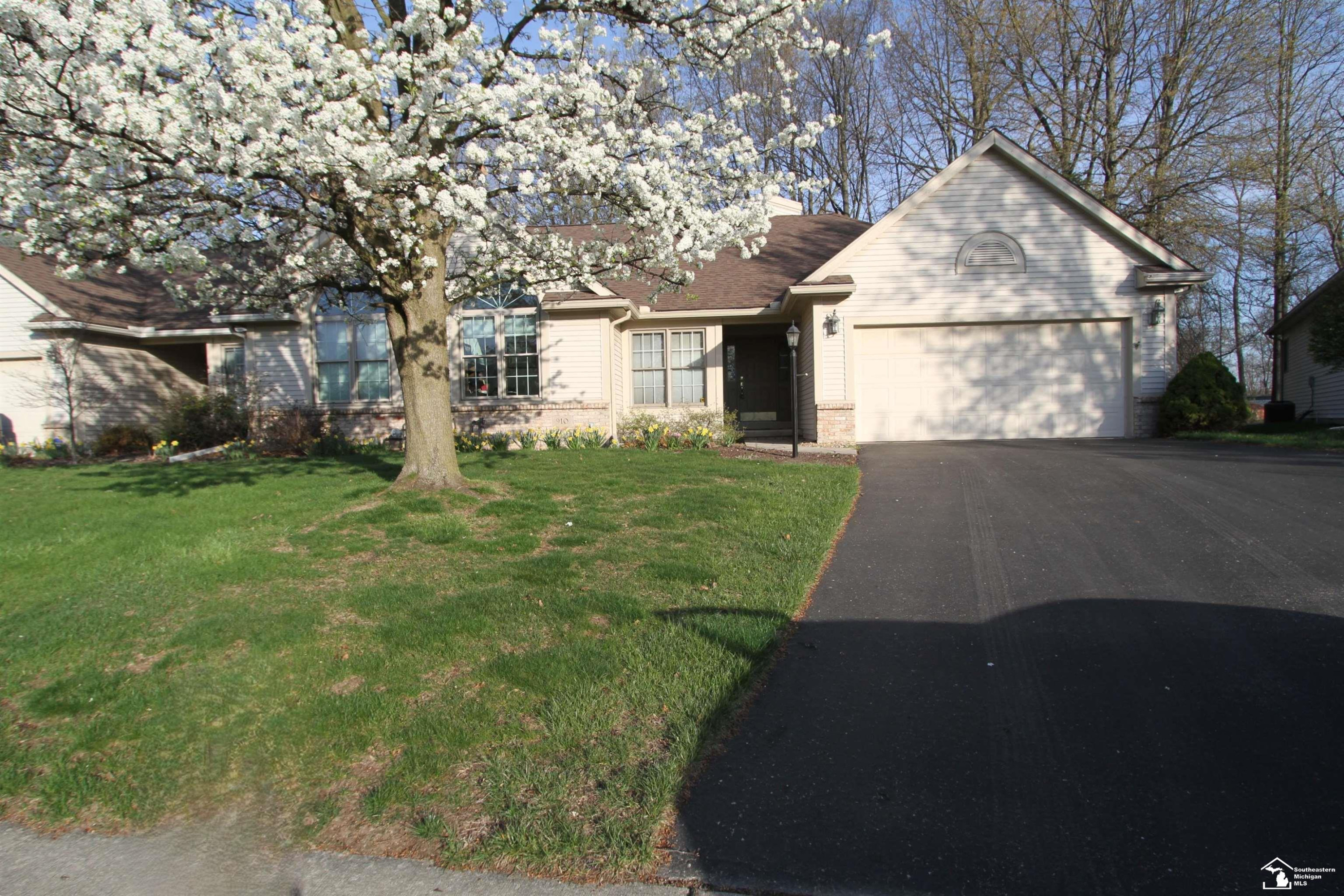 910 Hickory Creek Drive, Temperance, MI 48182 — front exterior