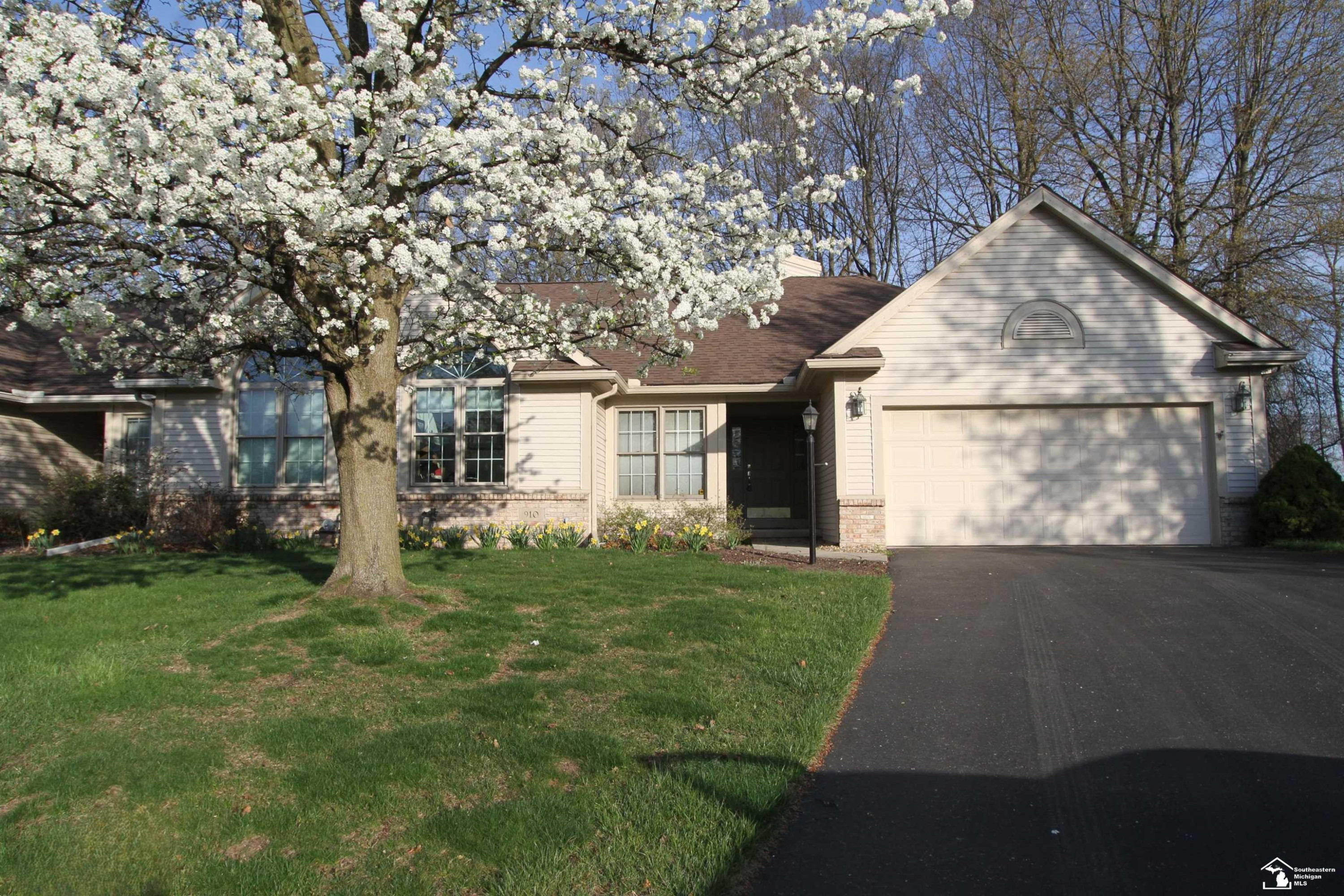 910 Hickory Creek Drive, Temperance, MI 48182 — Photo 2