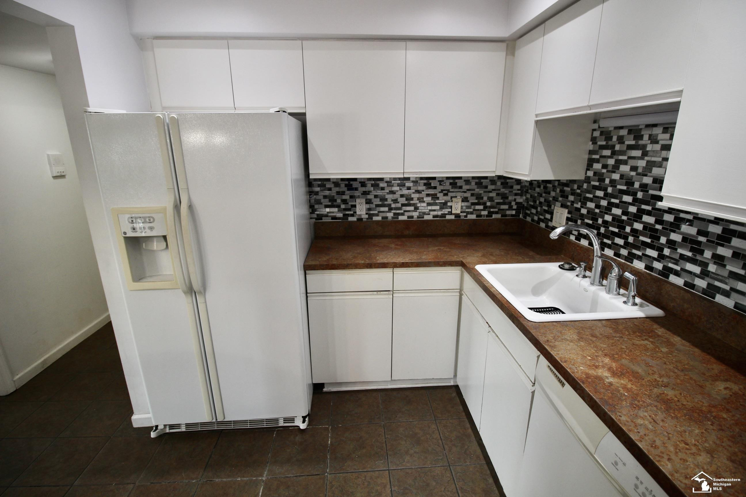 2465 Riverside Drive, 314, Trenton, MI 48183 — Photo 12