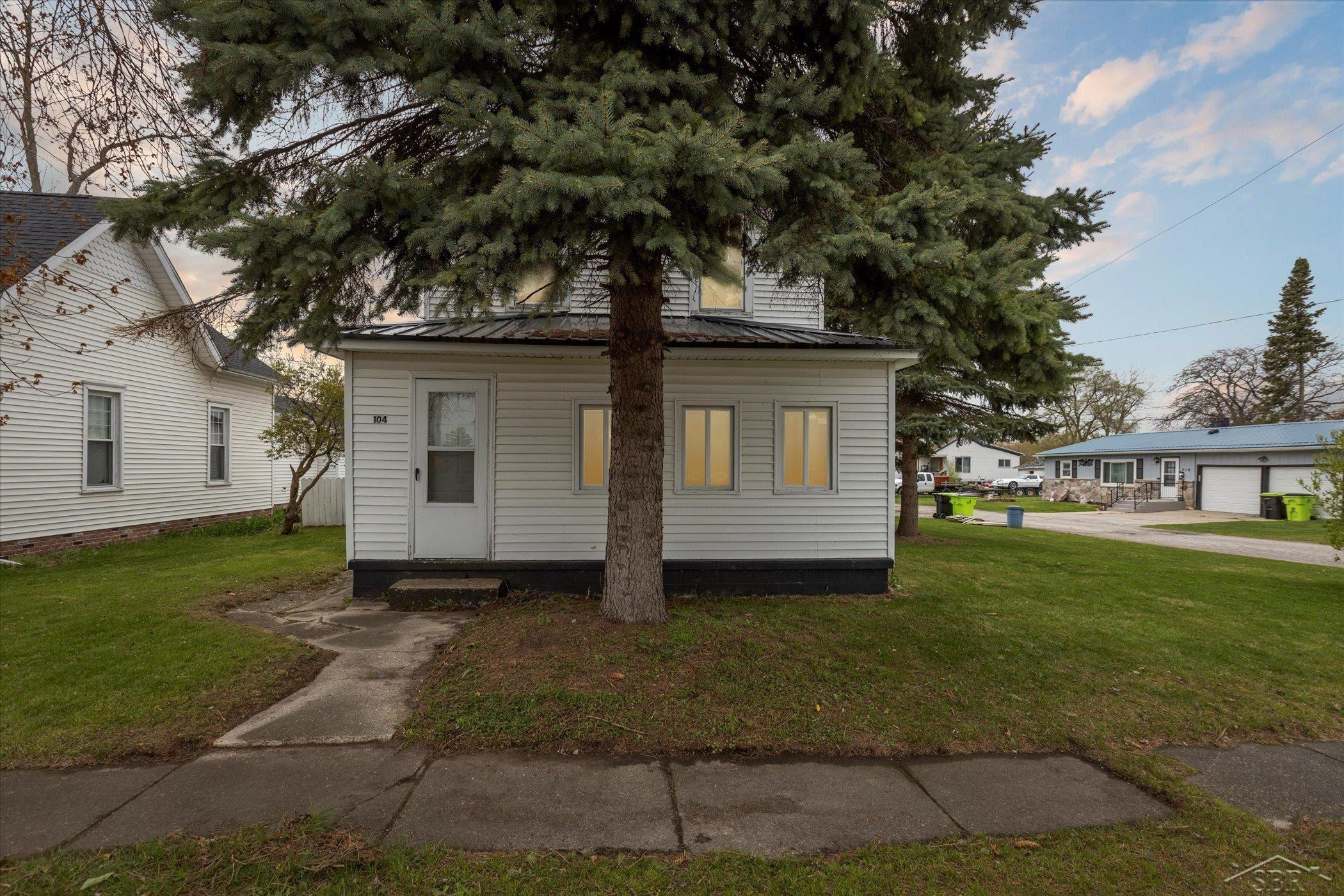 104 S Manitou Street, Pinconning, MI 48650 — Photo 2
