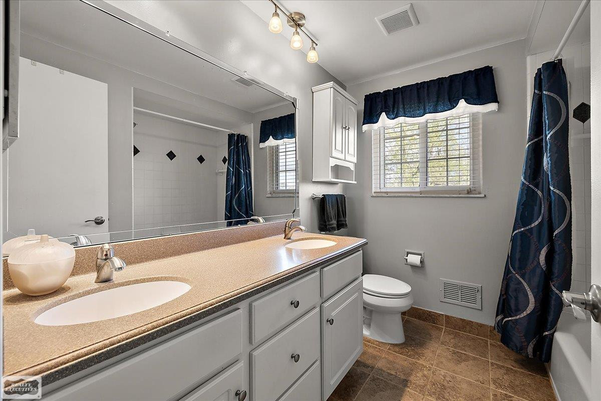 1151 Glen Meadow Lane, Leonard, MI 48367 — Photo 58