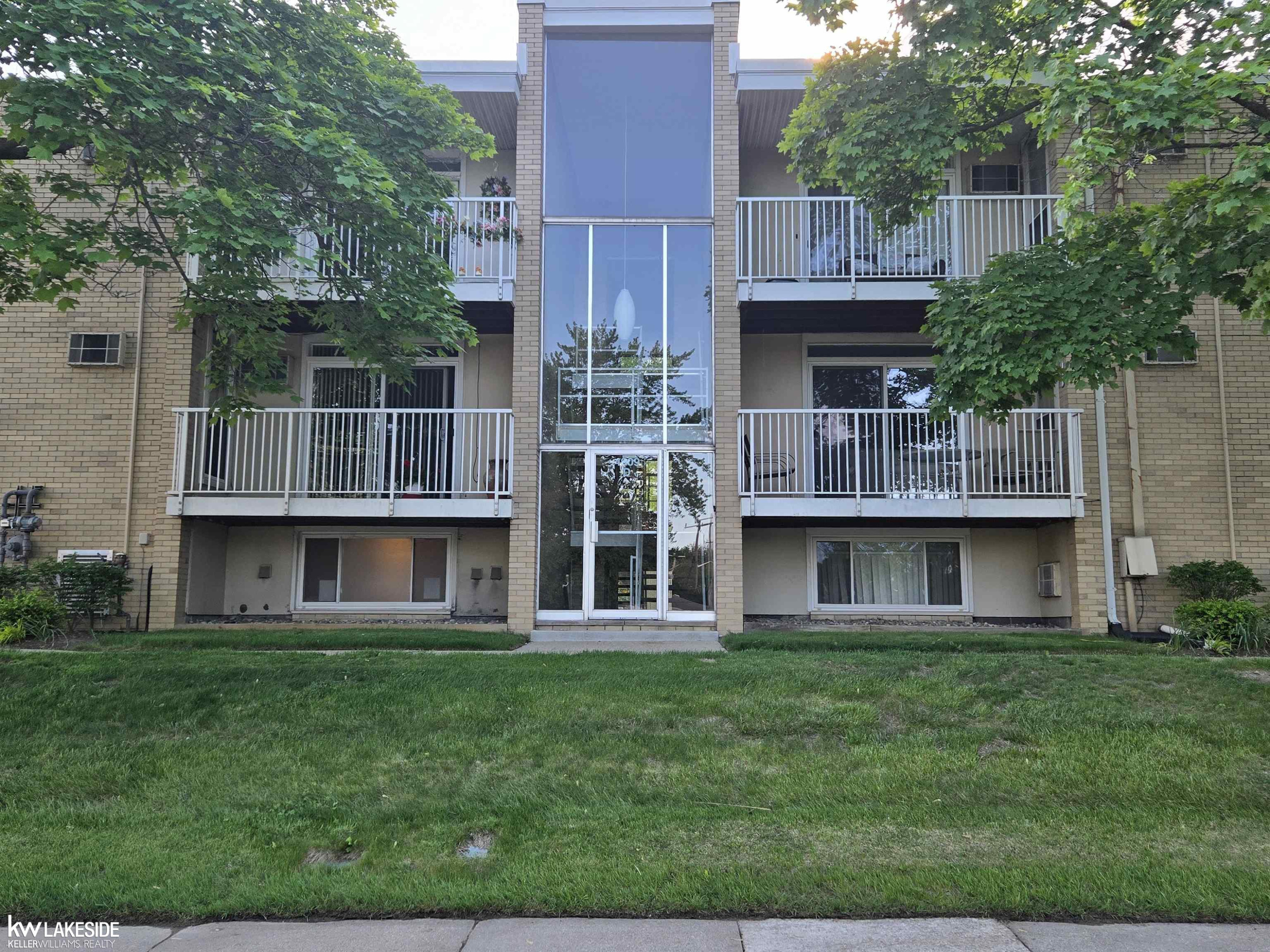 4909 Crooks D10 Road, 10 D, Royal Oak, MI 48073 — front exterior