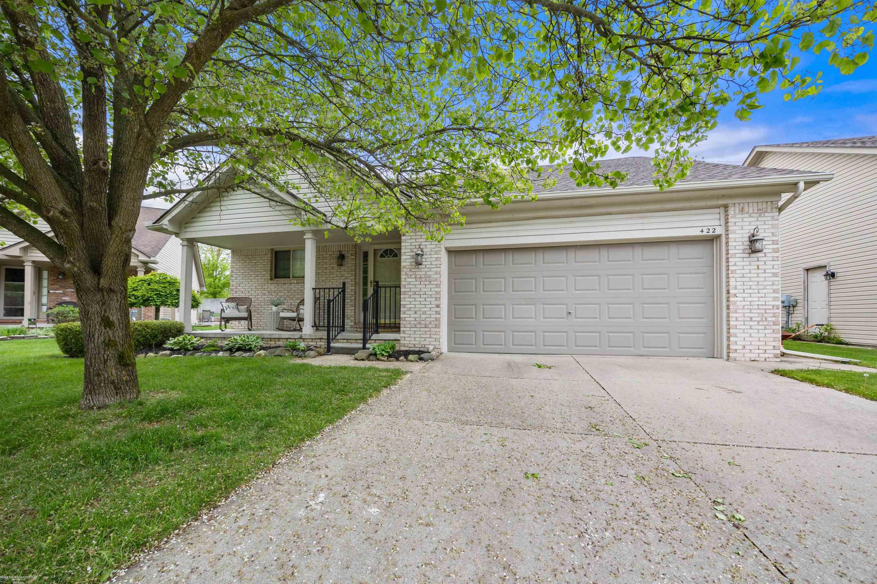 422 Converse Court, Lake Orion, MI 48362 — Photo 2