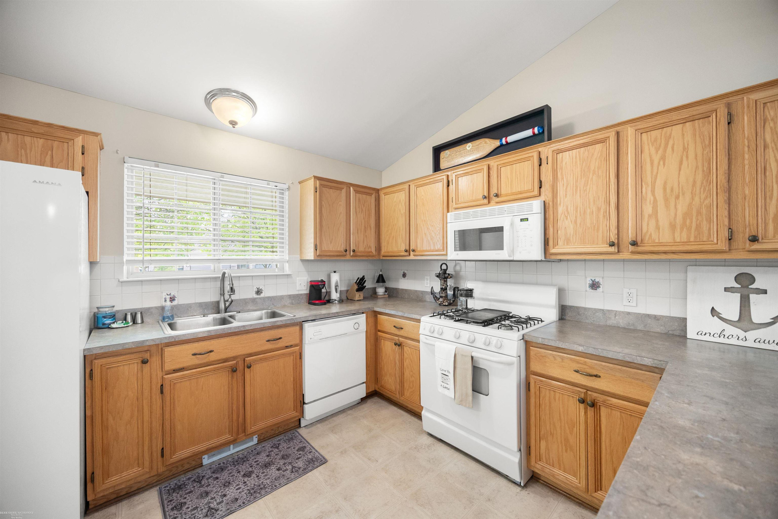 422 Converse Court, Lake Orion, MI 48362 — Photo 11