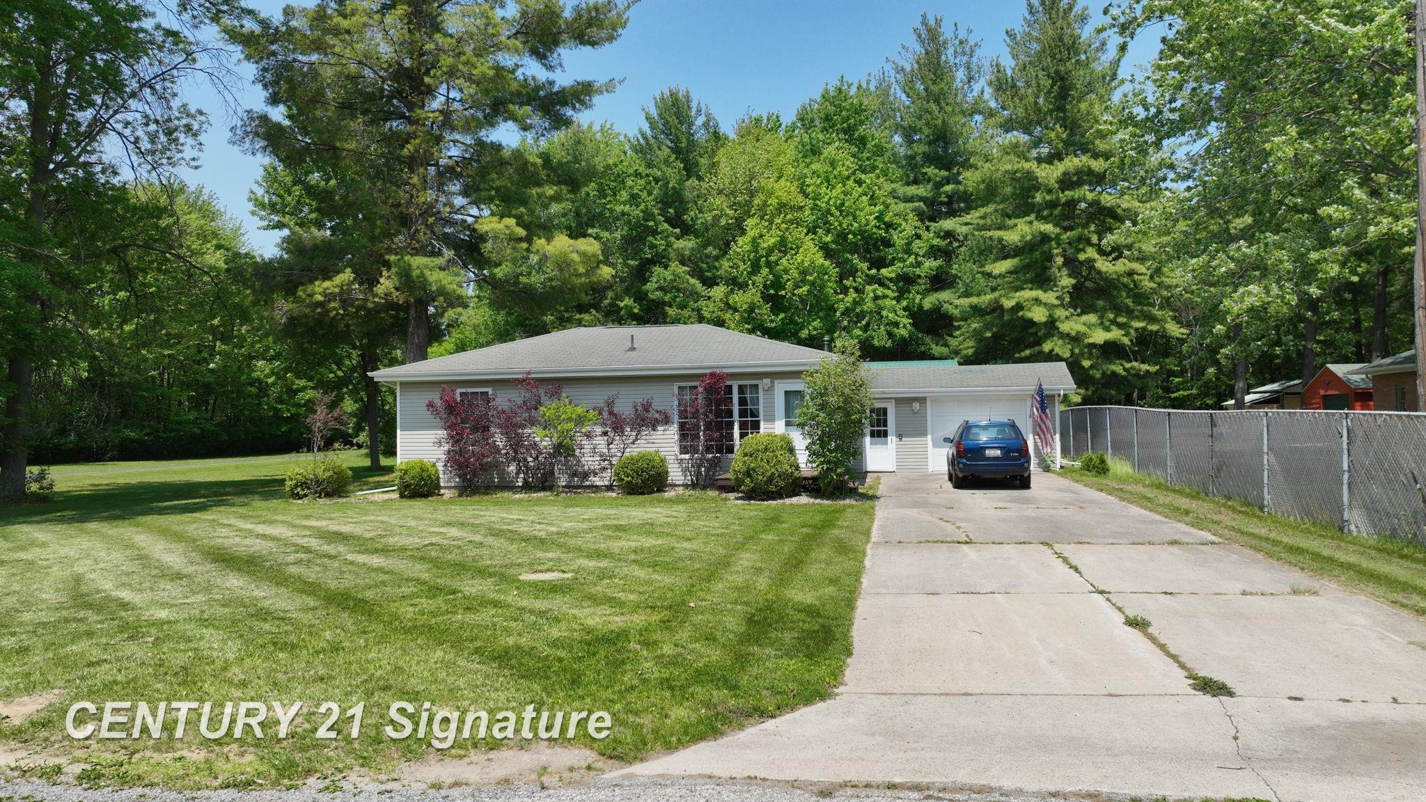 1250 W Sloan Road, Saginaw, MI 48417 — front exterior
