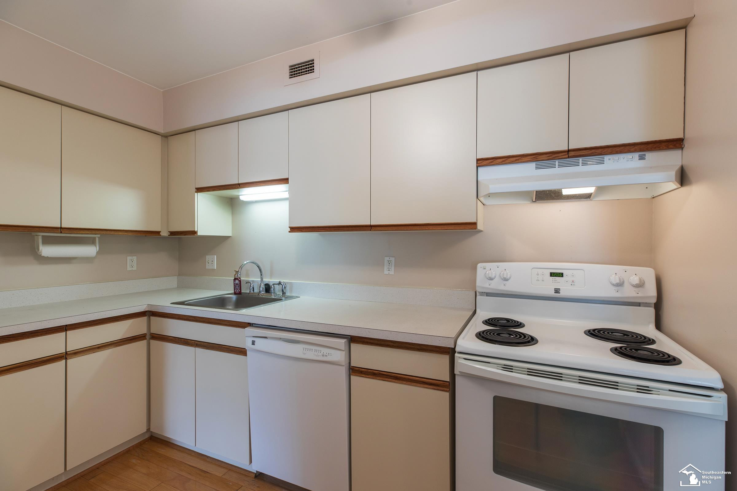 2465 Riverside Drive, Trenton, MI 48183 — Photo 16