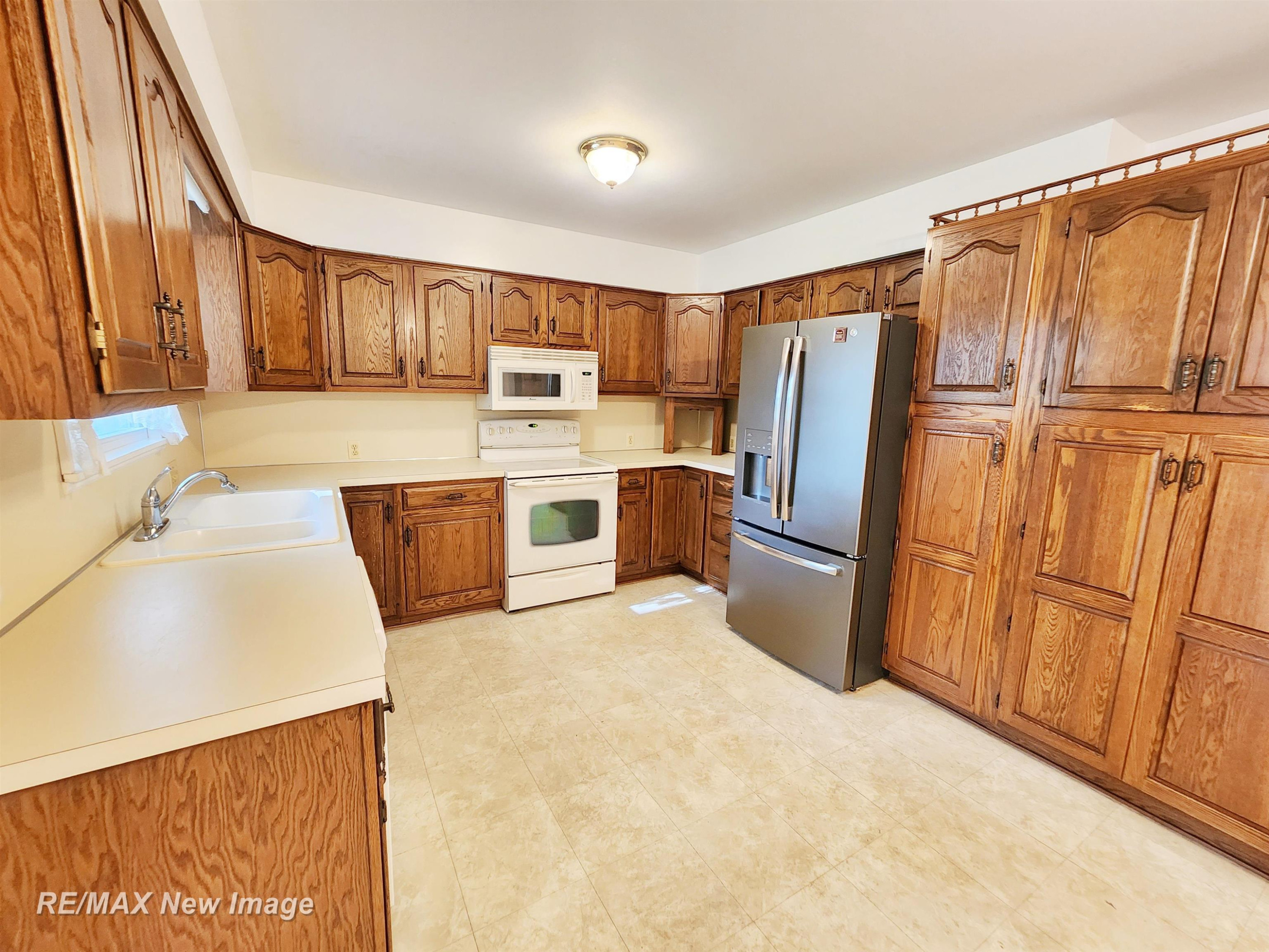 504 Abingdon Street, Chesaning, MI 48616 — Photo 11