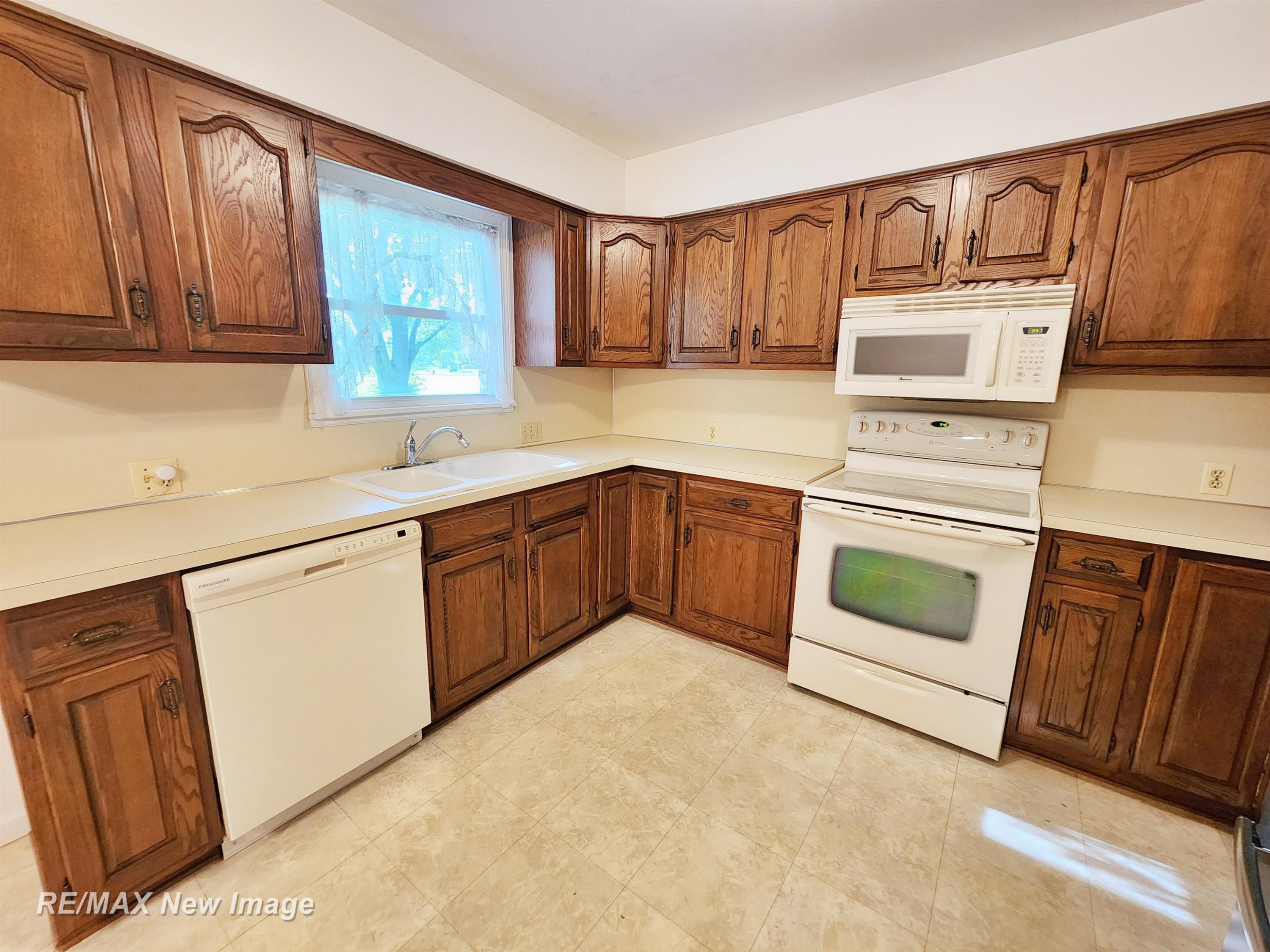 504 Abingdon Street, Chesaning, MI 48616 — Photo 12