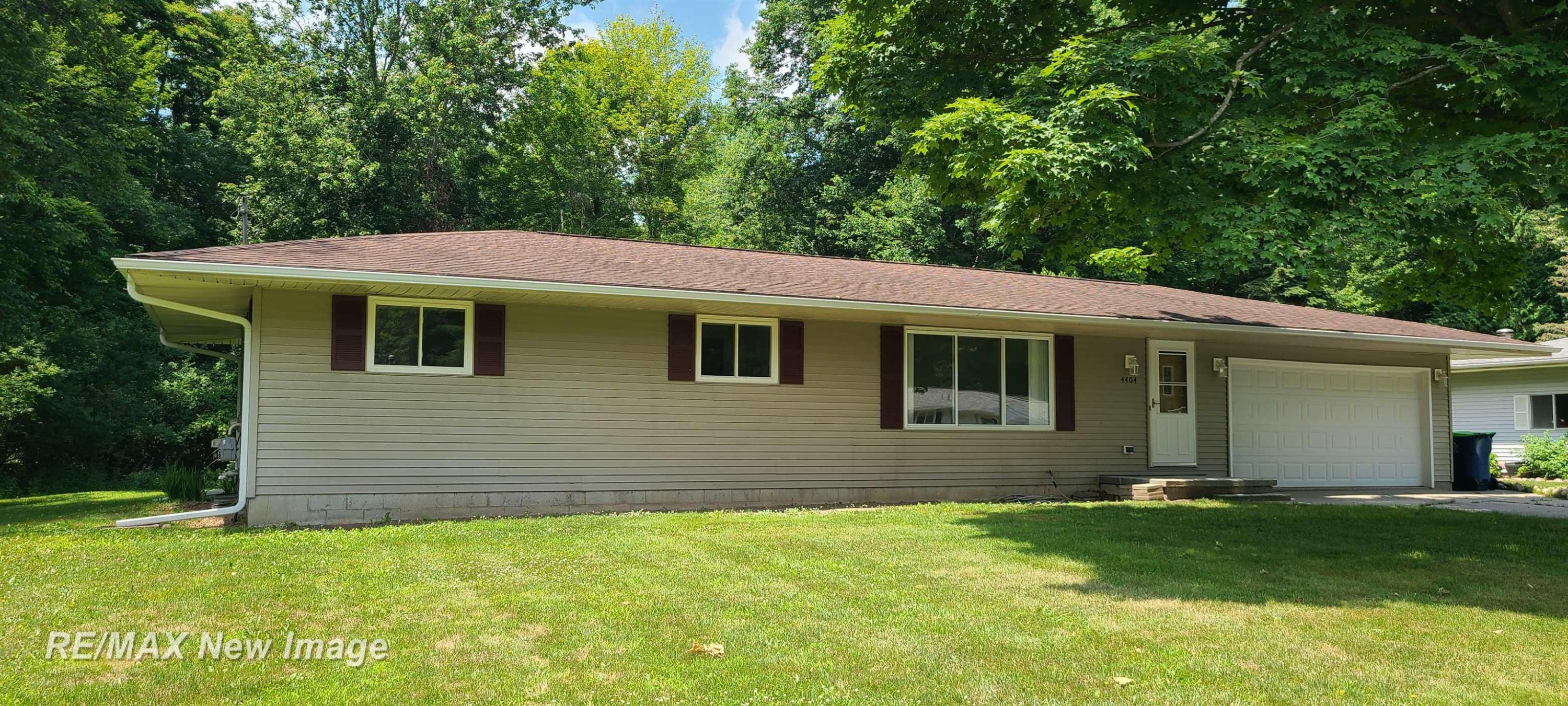 4404 Eastport Drive, Bridgeport, MI 48722 — Photo 2