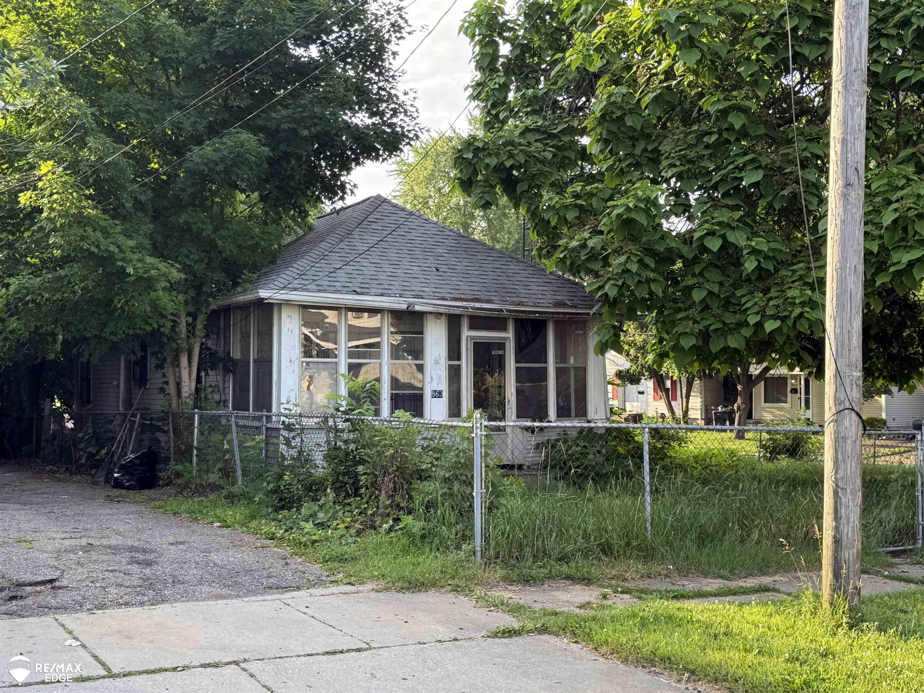 863 Tacken Street, Flint, MI 48532 — front exterior