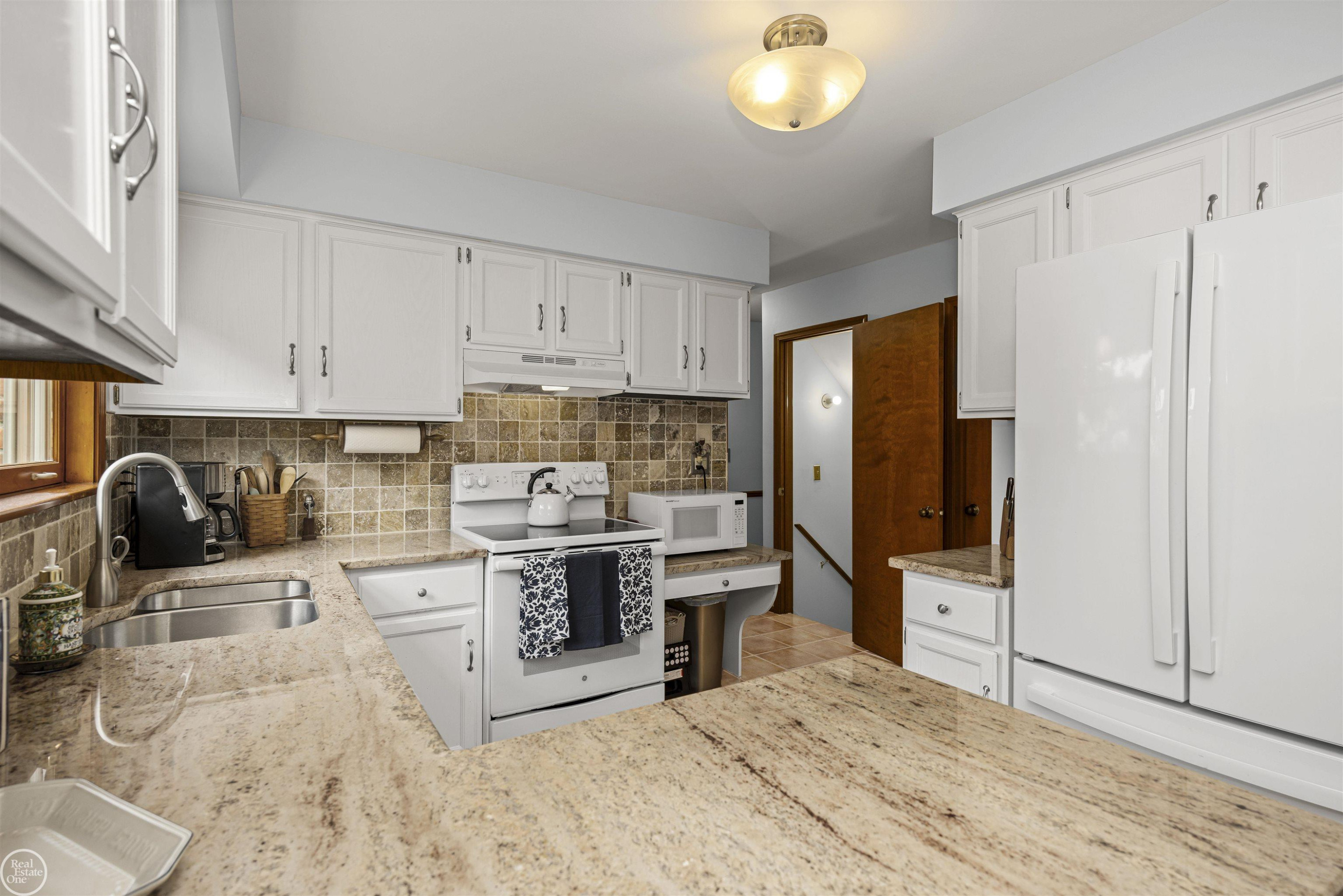40920 Knightsford Drive, Northville, MI 48168 — Photo 13