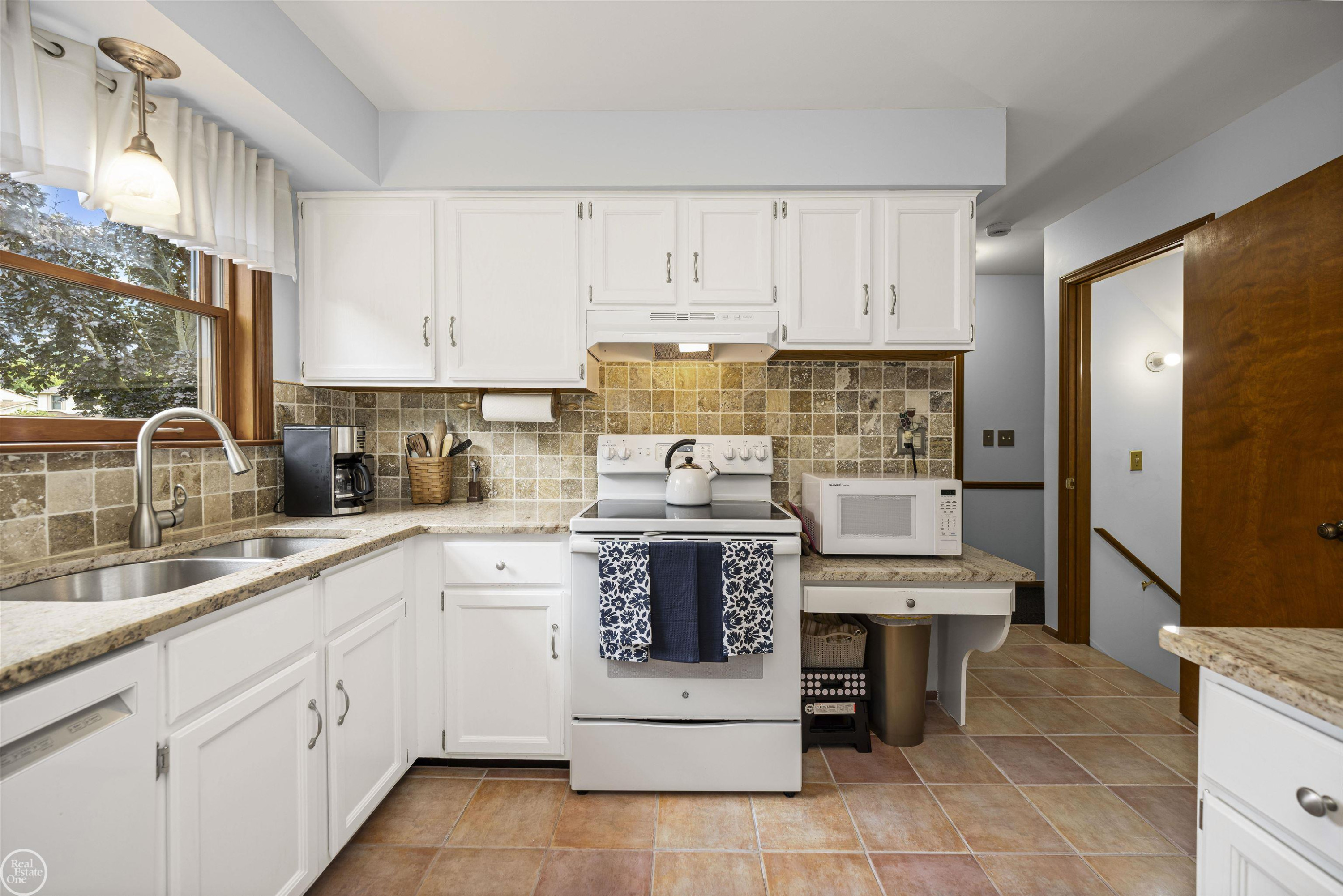 40920 Knightsford Drive, Northville, MI 48168 — Photo 16
