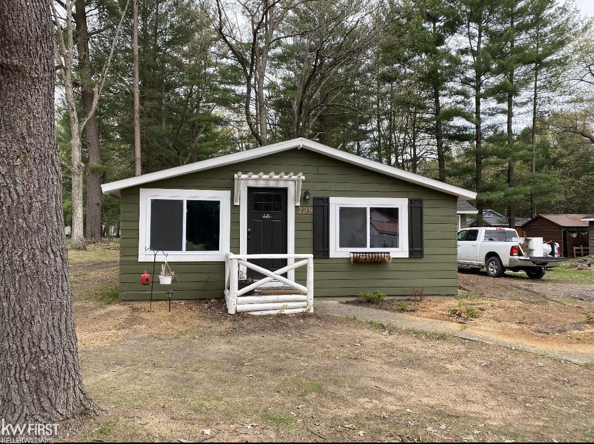 229 Pine Oaks Drive, Prudenville, MI 48651 — Photo 2