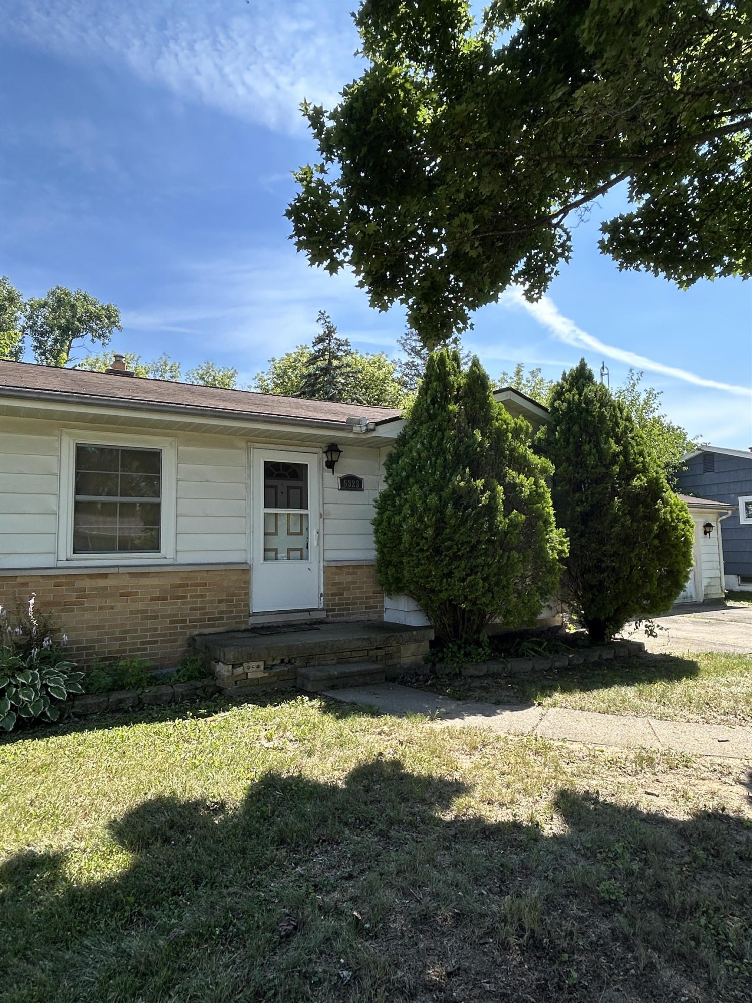 5323 Elmsford Drive, Flint, MI 48532 — front exterior