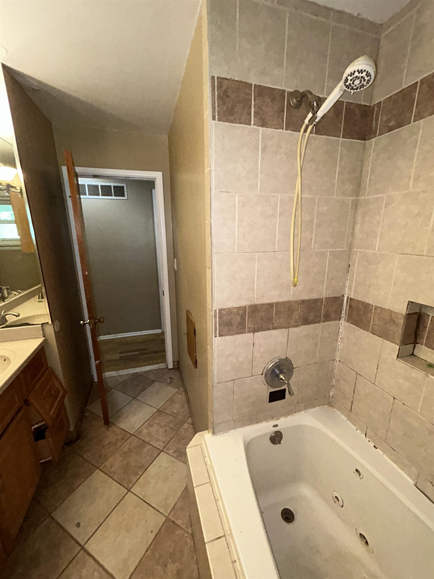 5323 Elmsford Drive, Flint, MI 48532 — Photo 4