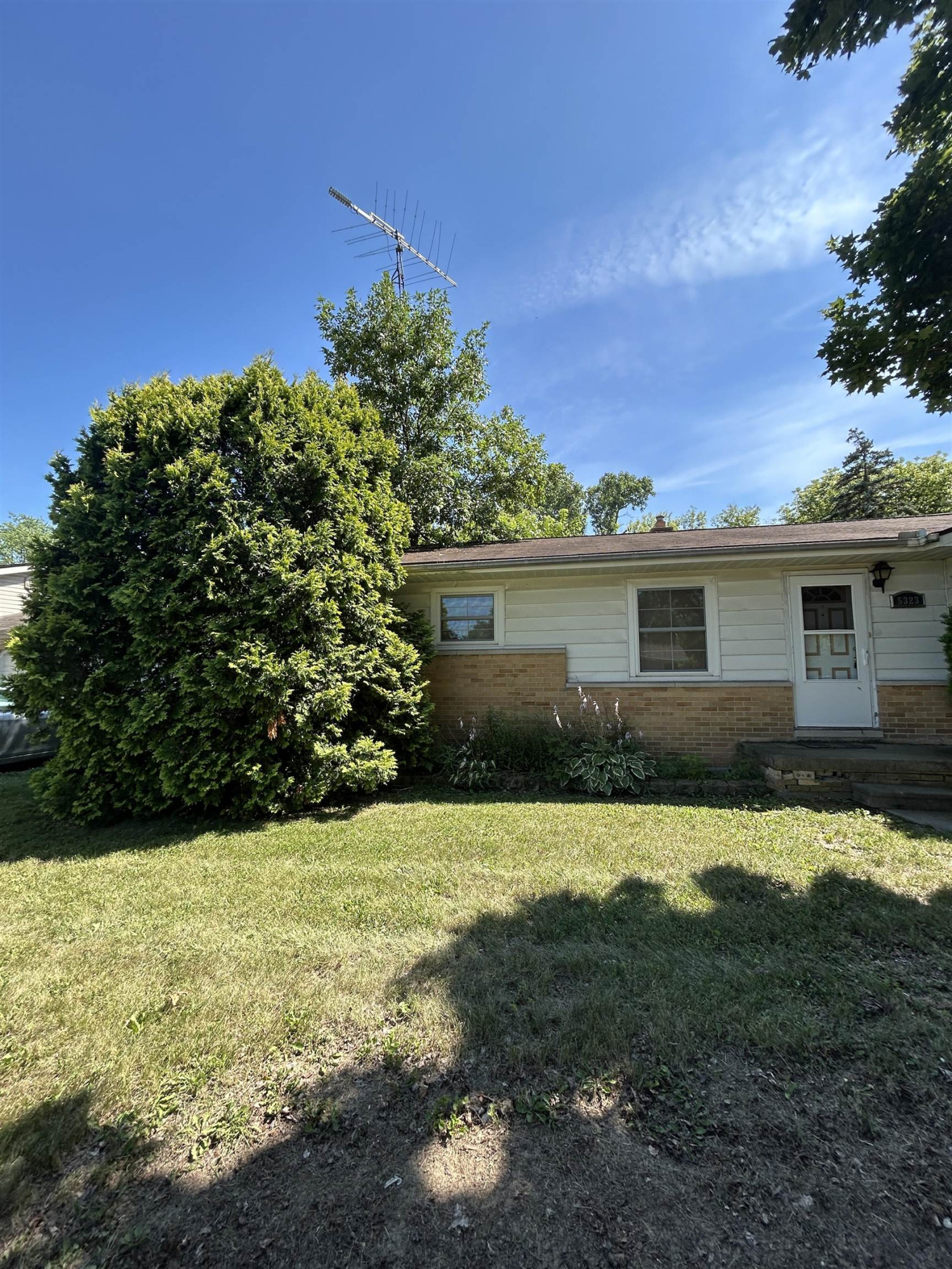 5323 Elmsford Drive, Flint, MI 48532 — Photo 13