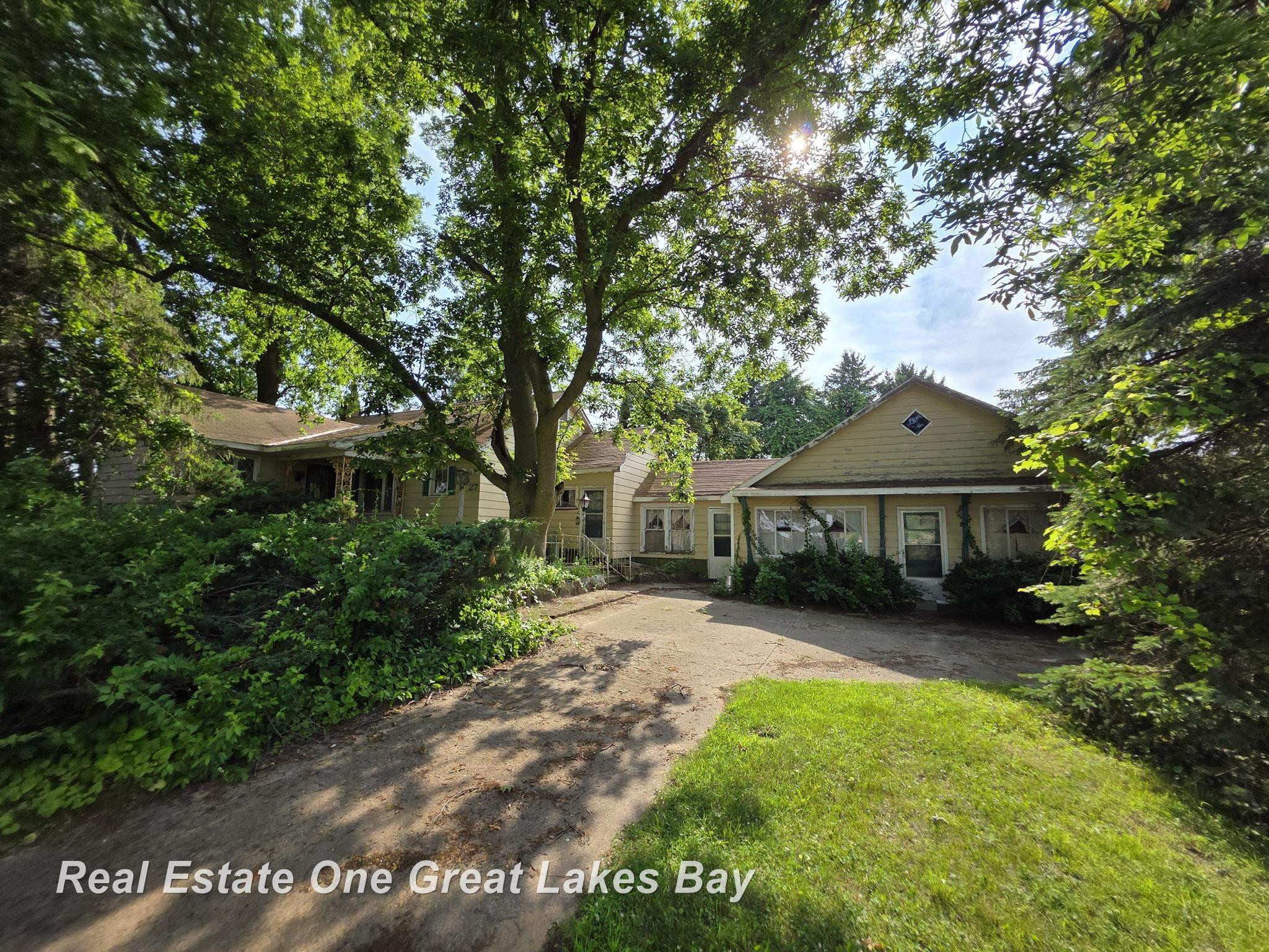 27 N Grout Road, Gladwin, MI 48624 — front exterior