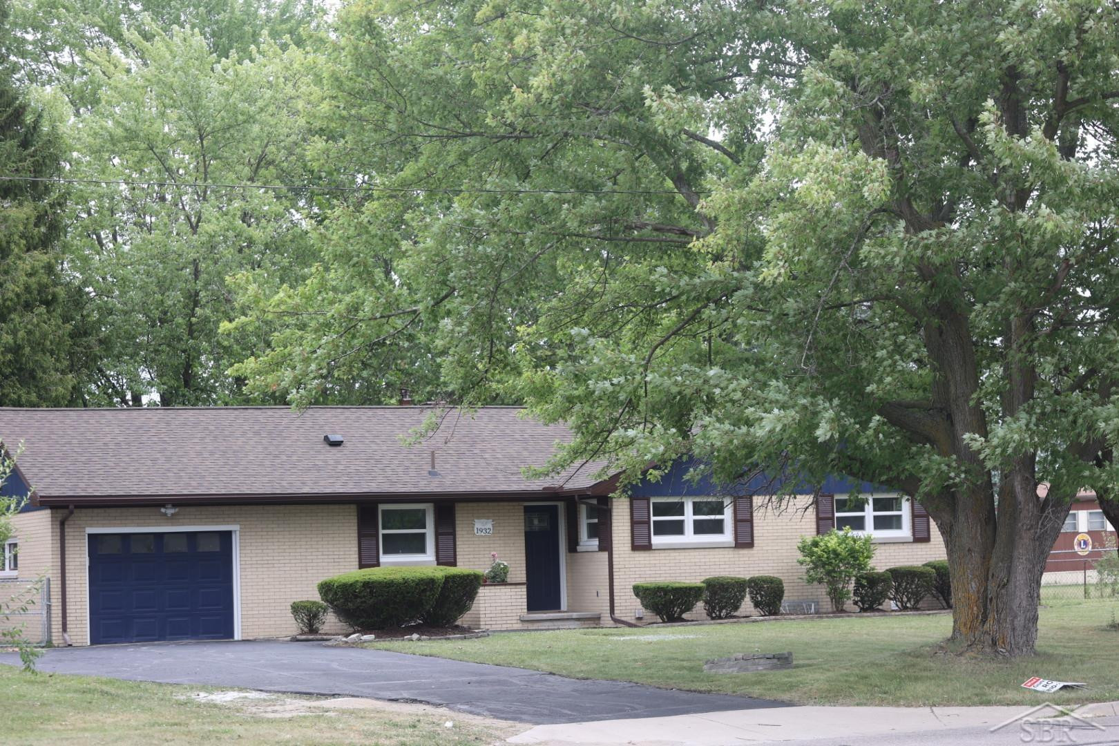 1932 S Outer Drive, Saginaw, MI 48601 — front exterior