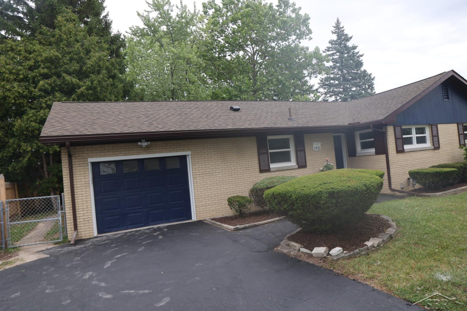 1932 S Outer Drive, Saginaw, MI 48601 — Photo 2