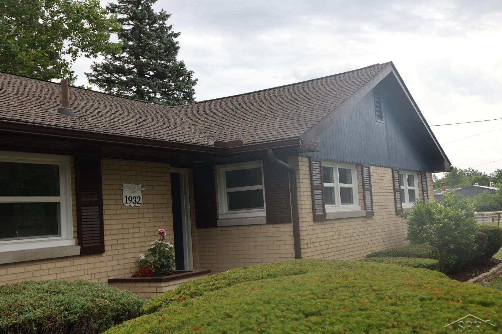 1932 S Outer Drive, Saginaw, MI 48601 — Photo 3