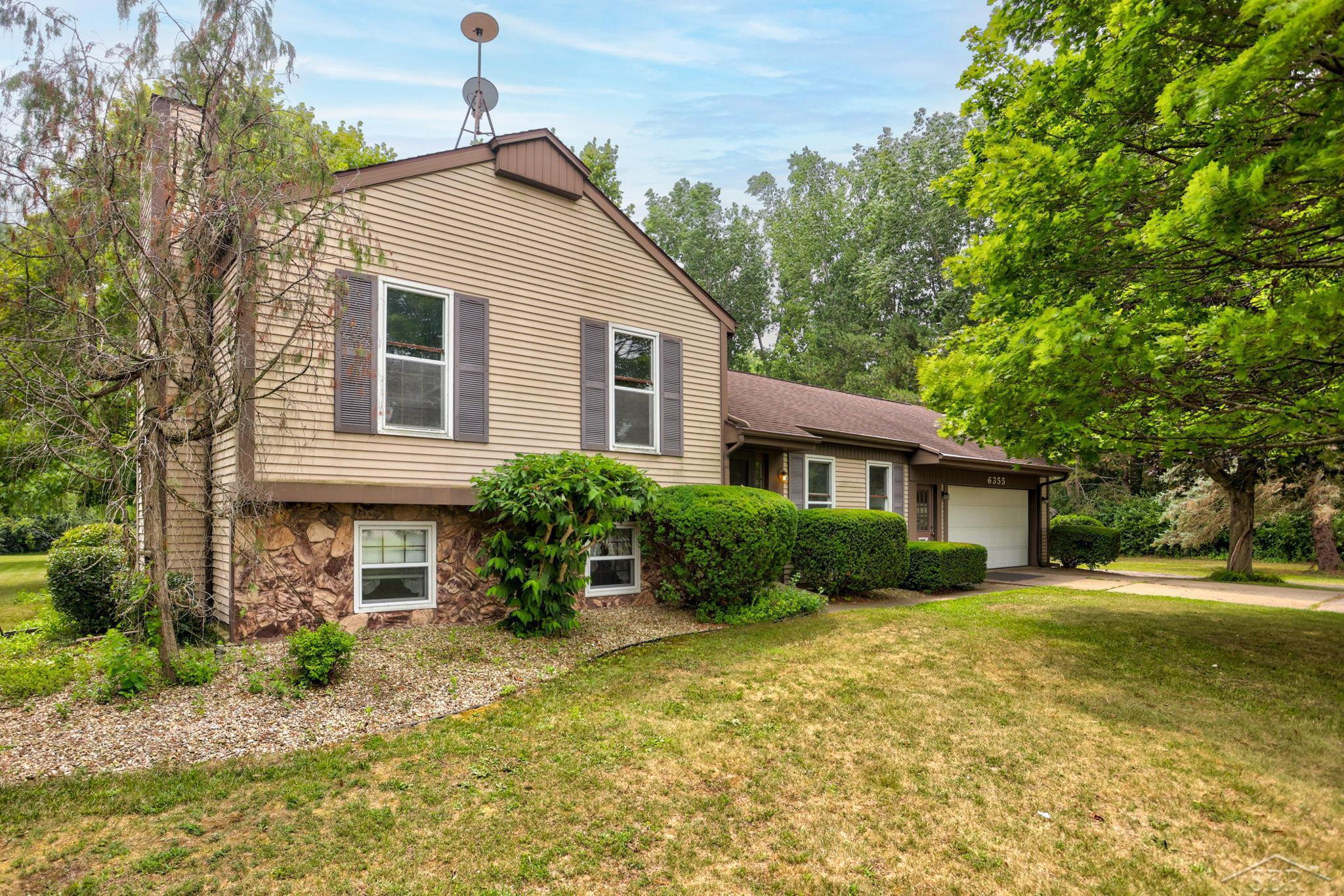6355 W Freeland Road, Freeland, MI 48623 — front exterior