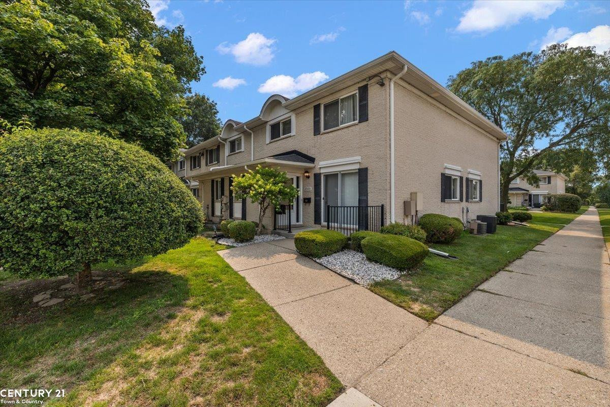 8520 Hampshire Drive, Sterling Heights, MI 48313 — Photo 4