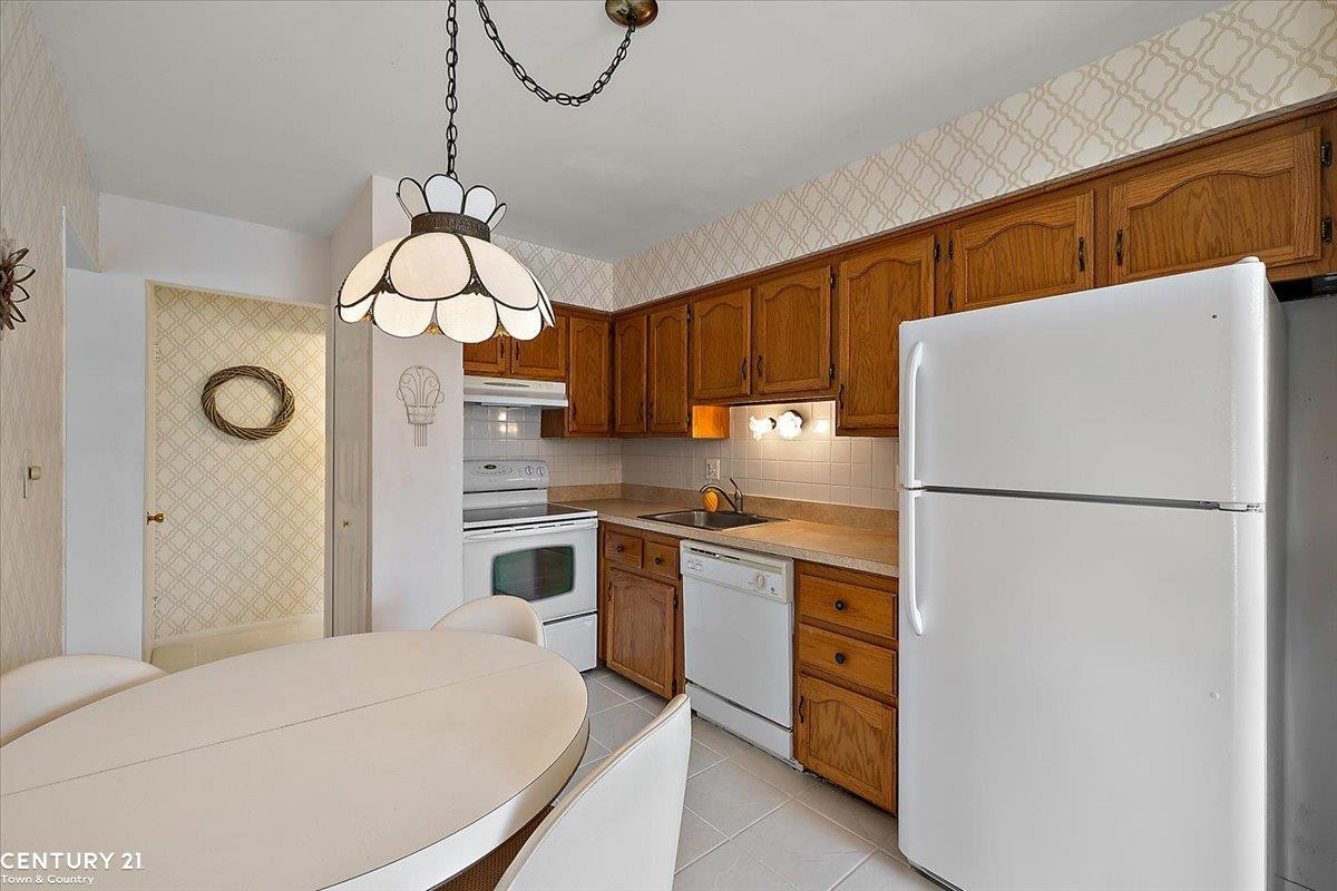 8520 Hampshire Drive, Sterling Heights, MI 48313 — Photo 13
