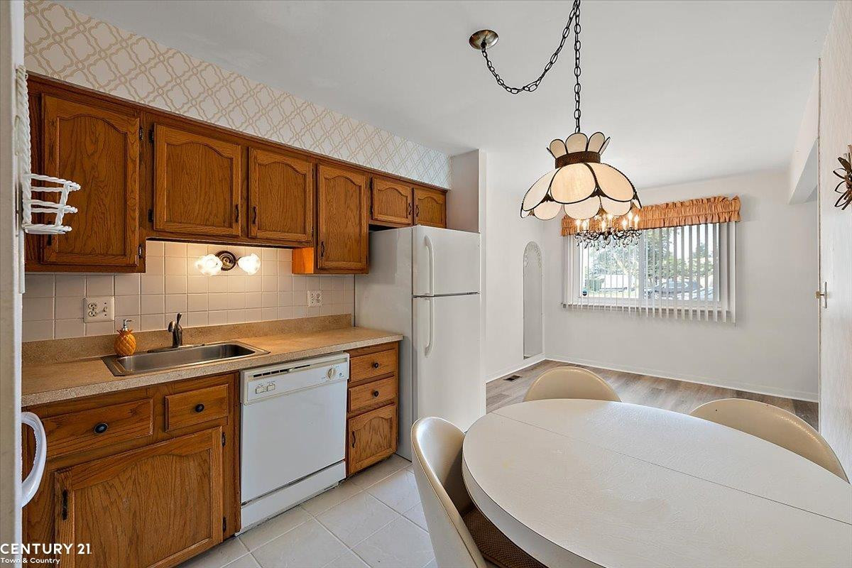 8520 Hampshire Drive, Sterling Heights, MI 48313 — Photo 14