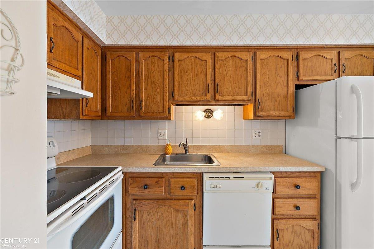 8520 Hampshire Drive, Sterling Heights, MI 48313 — Photo 15