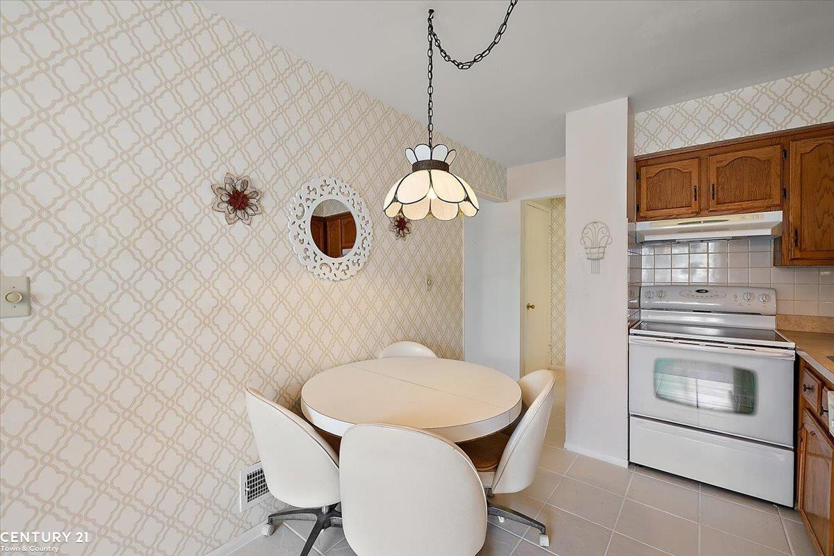 8520 Hampshire Drive, Sterling Heights, MI 48313 — Photo 17