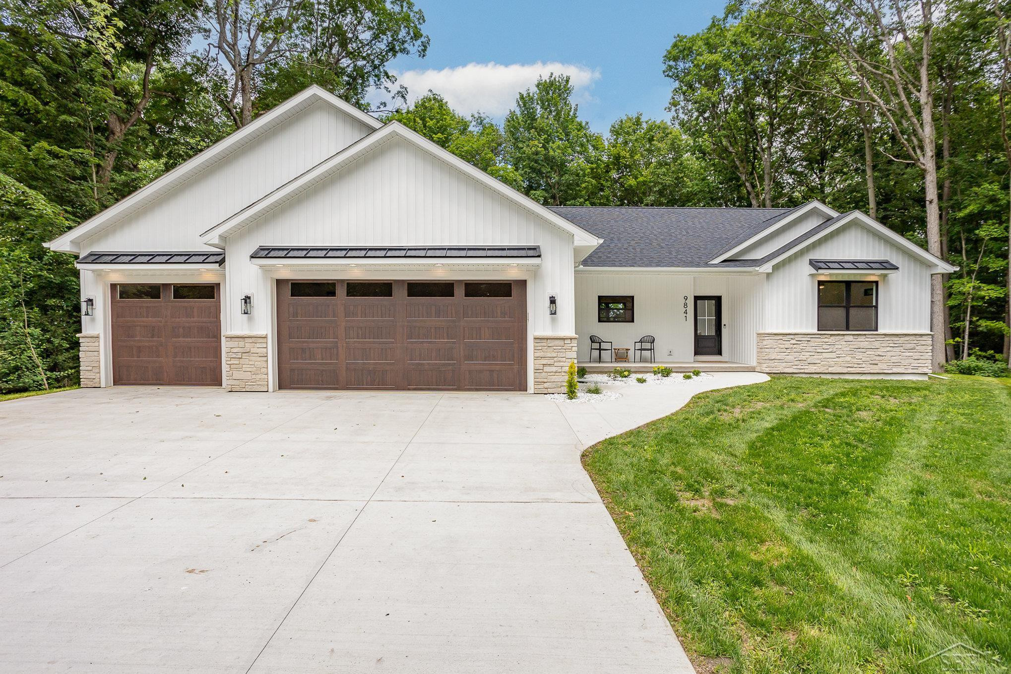 9841 Beech Tree Lane, Frankenmuth, MI 48734 — front exterior