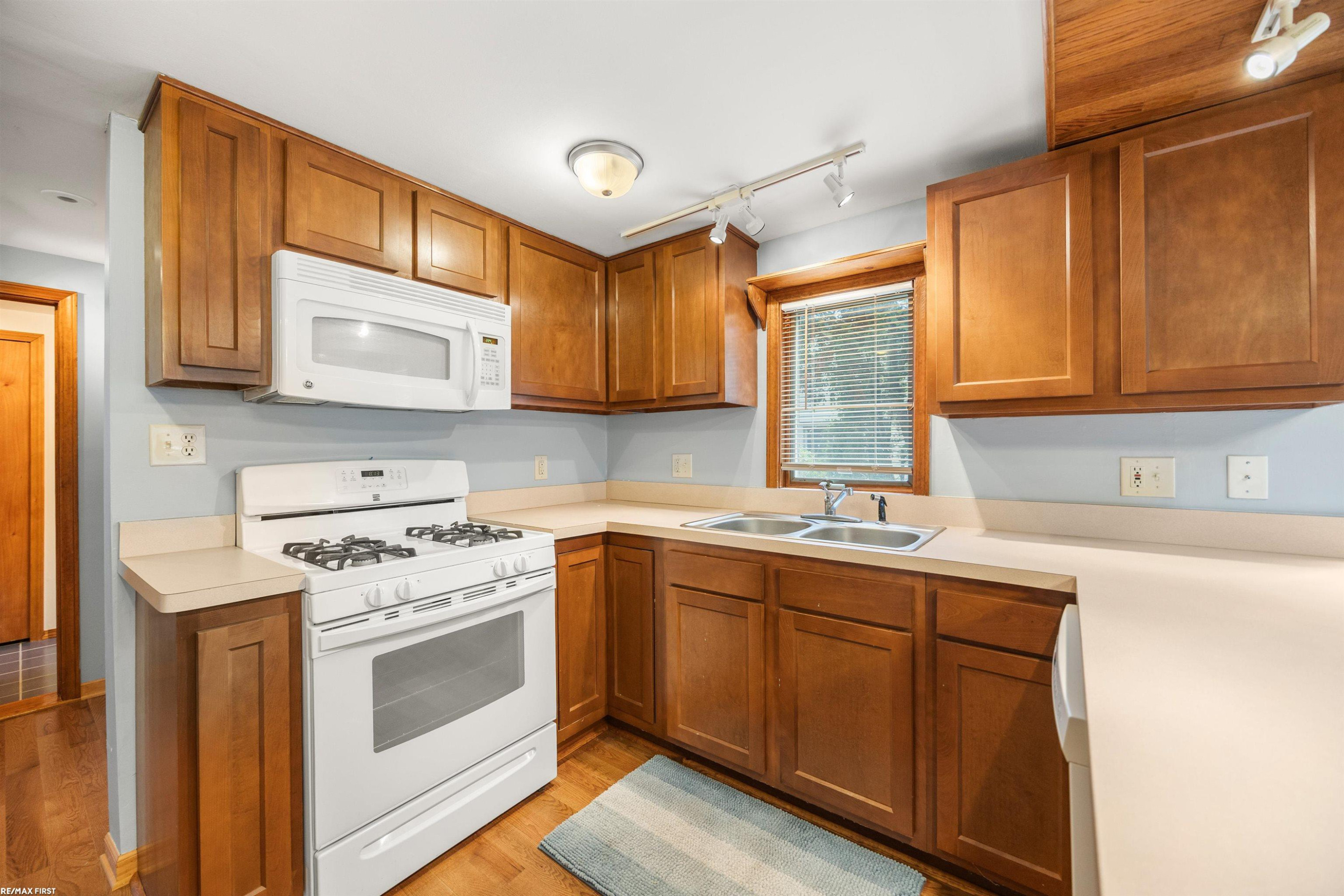 671 Lakeshore Drive, Columbiaville, MI 48421 — Photo 5