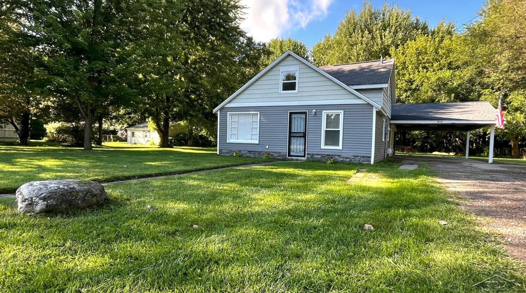 825 E Broad Street, Chesaning, MI 48616 — front exterior