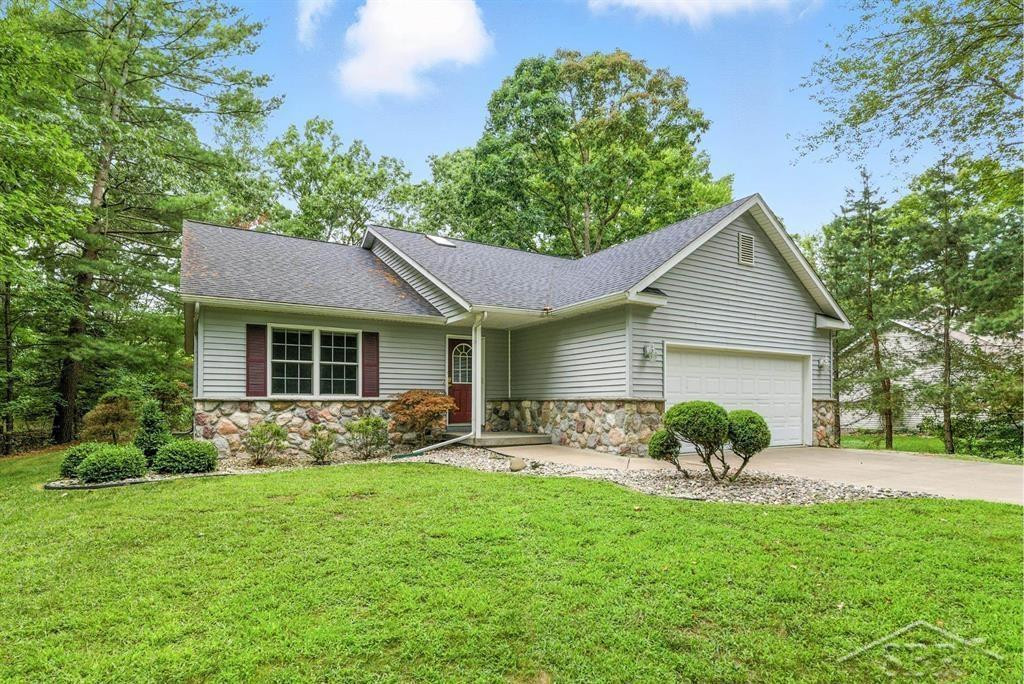 878 S Crooked Tree Lane, Midland, MI 48640 — Photo 2