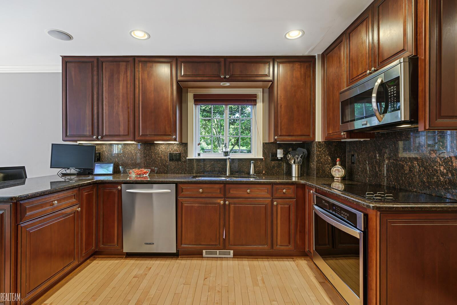 400 James Circle, Royal Oak, MI 48067 — Photo 14